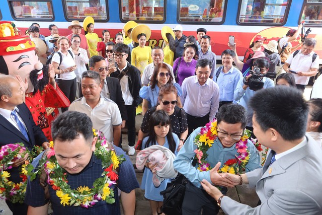 Khai trương đoàn tàu du lịch 'Kết nối di sản miền Trung'