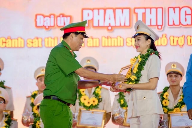 Nữ đại úy xinh đẹp là 'Gương mặt trẻ công an thành phố tiêu biểu'