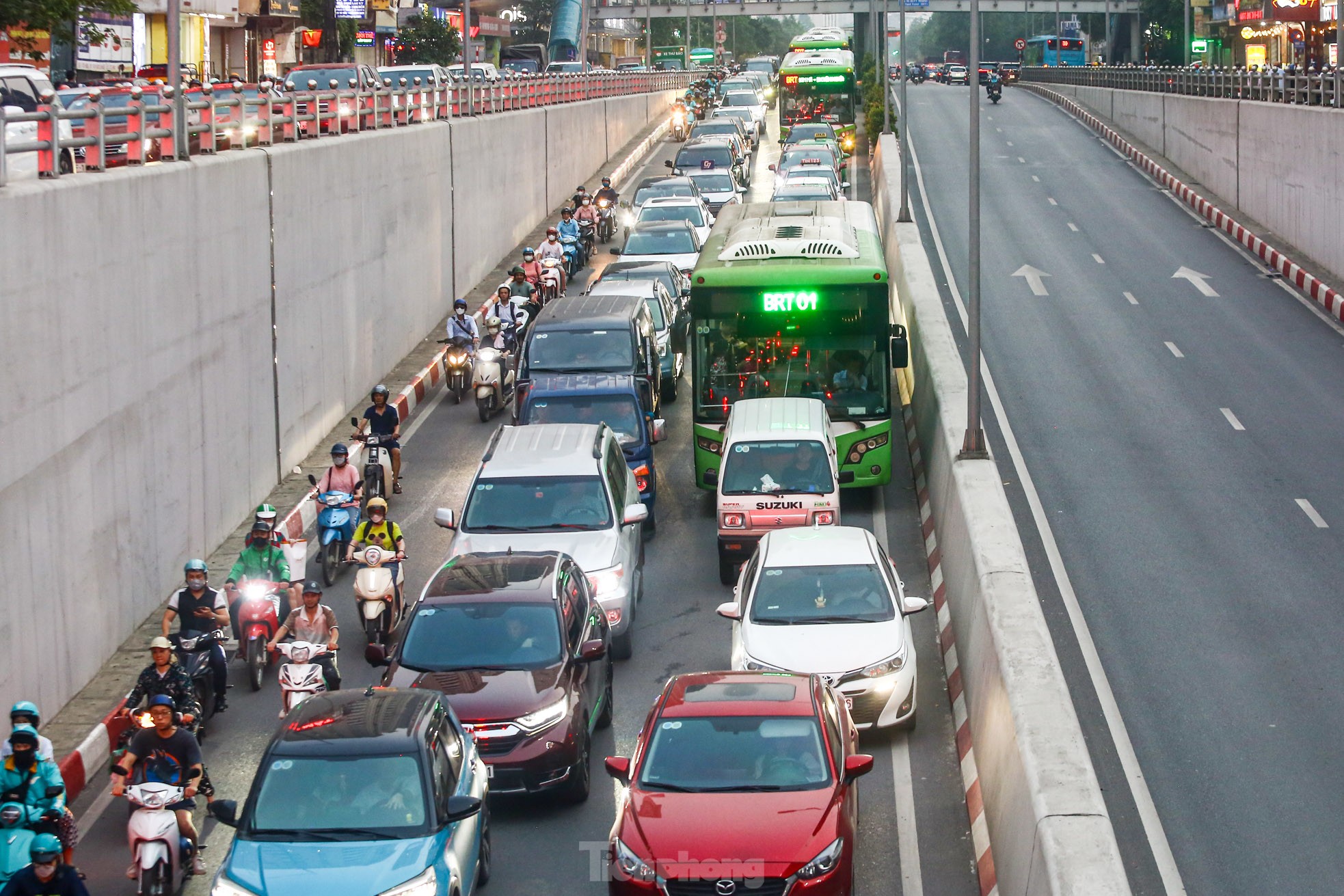 Xe buýt 'chôn chân', ô tô nhích từng chút giữa cơn tắc đường ở Hà Nội trước ngày nghỉ lễ ảnh 8