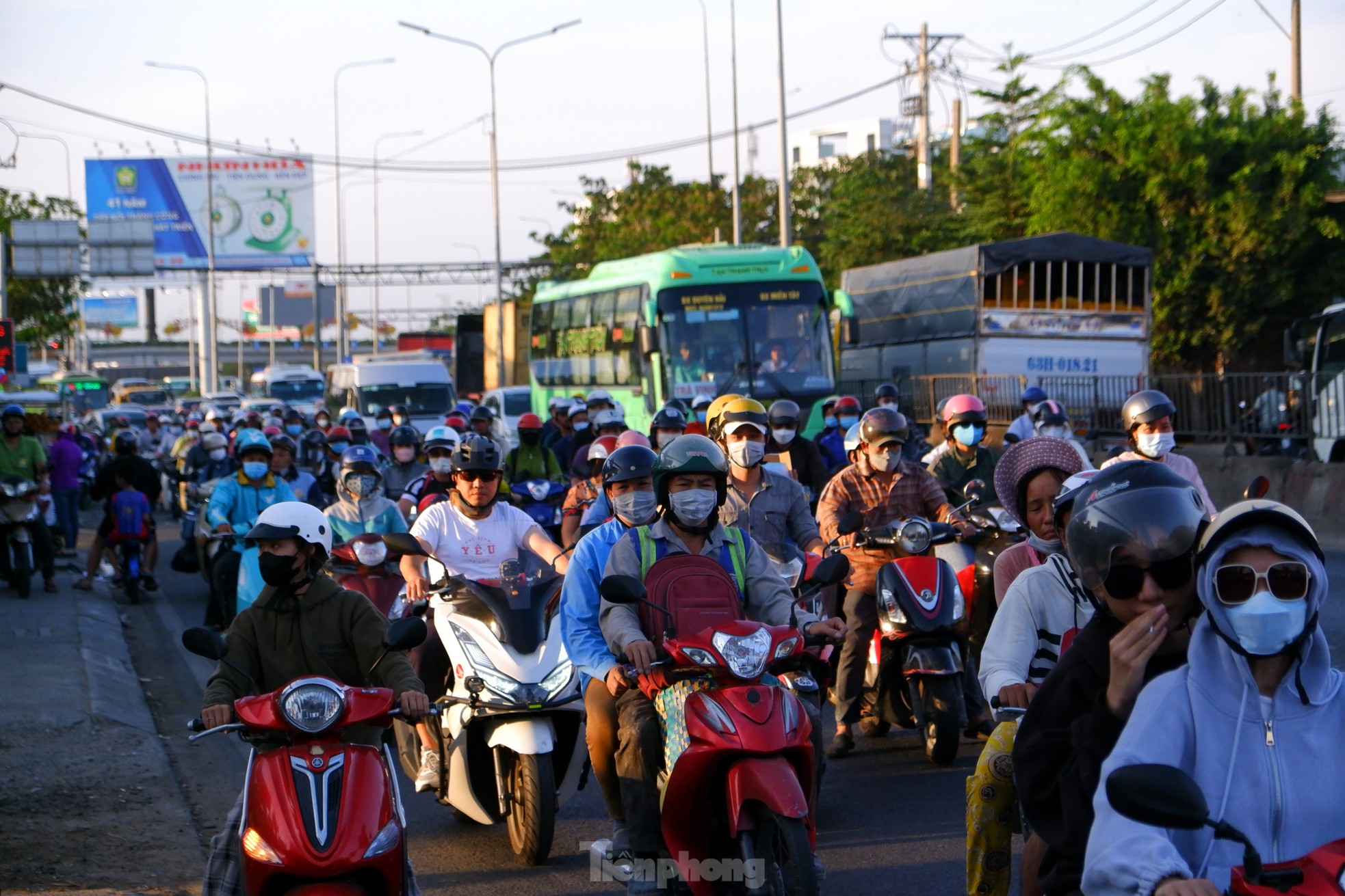 Cửa ngõ phía Tây TPHCM đông nghẹt trước kỳ nghỉ lễ 30/4 ảnh 2