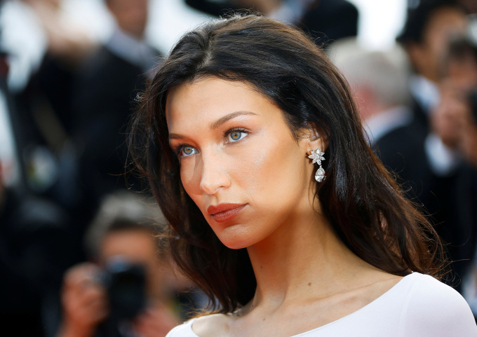 Bella Hadid trên thảm đỏ Liên hoan Cannes 2022. Ảnh: Reuters