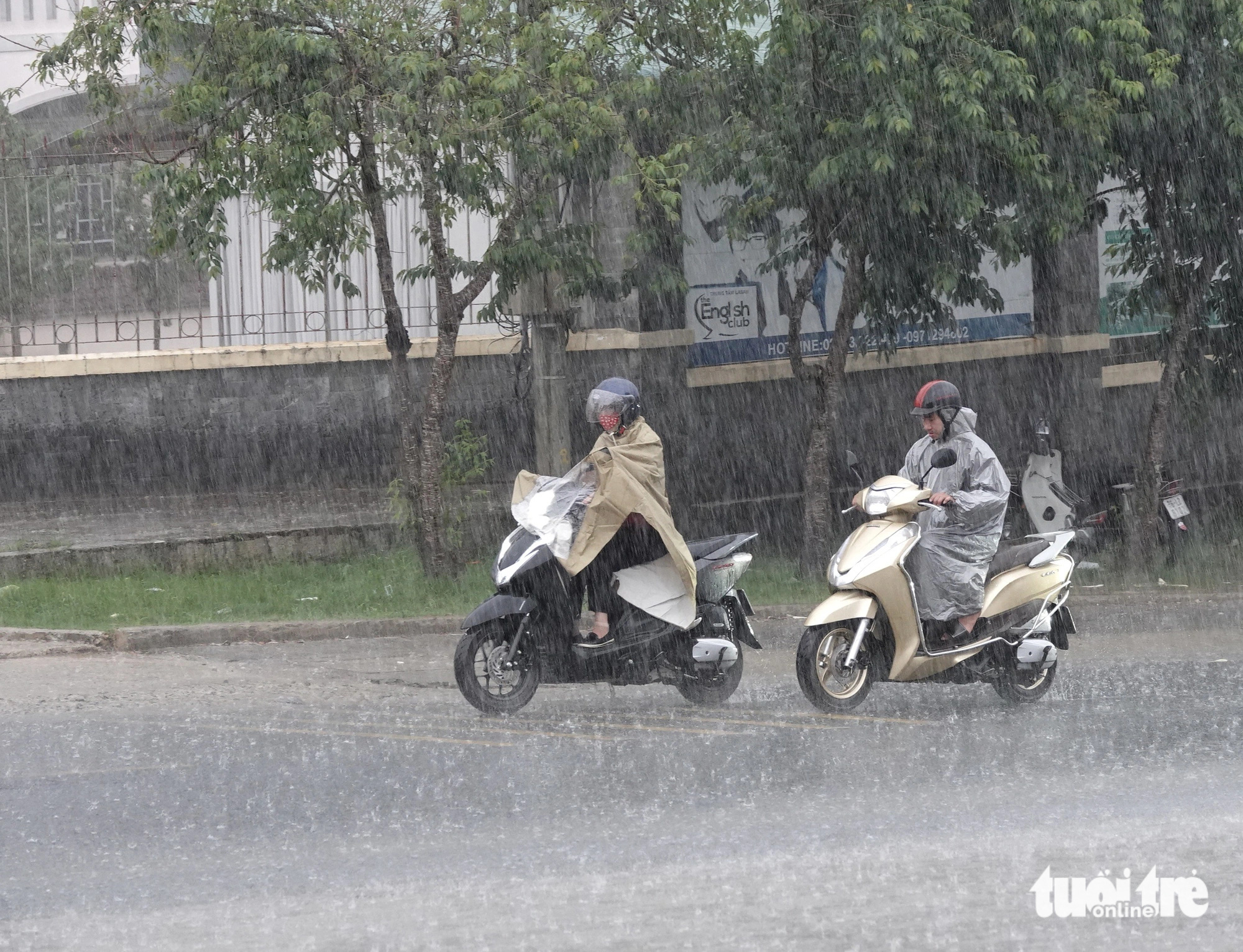 Buổi chiều Đà Lạt thường có mưa lớn trong thời gian không dài làm không khí mát lạnh - Ảnh: T.T.D