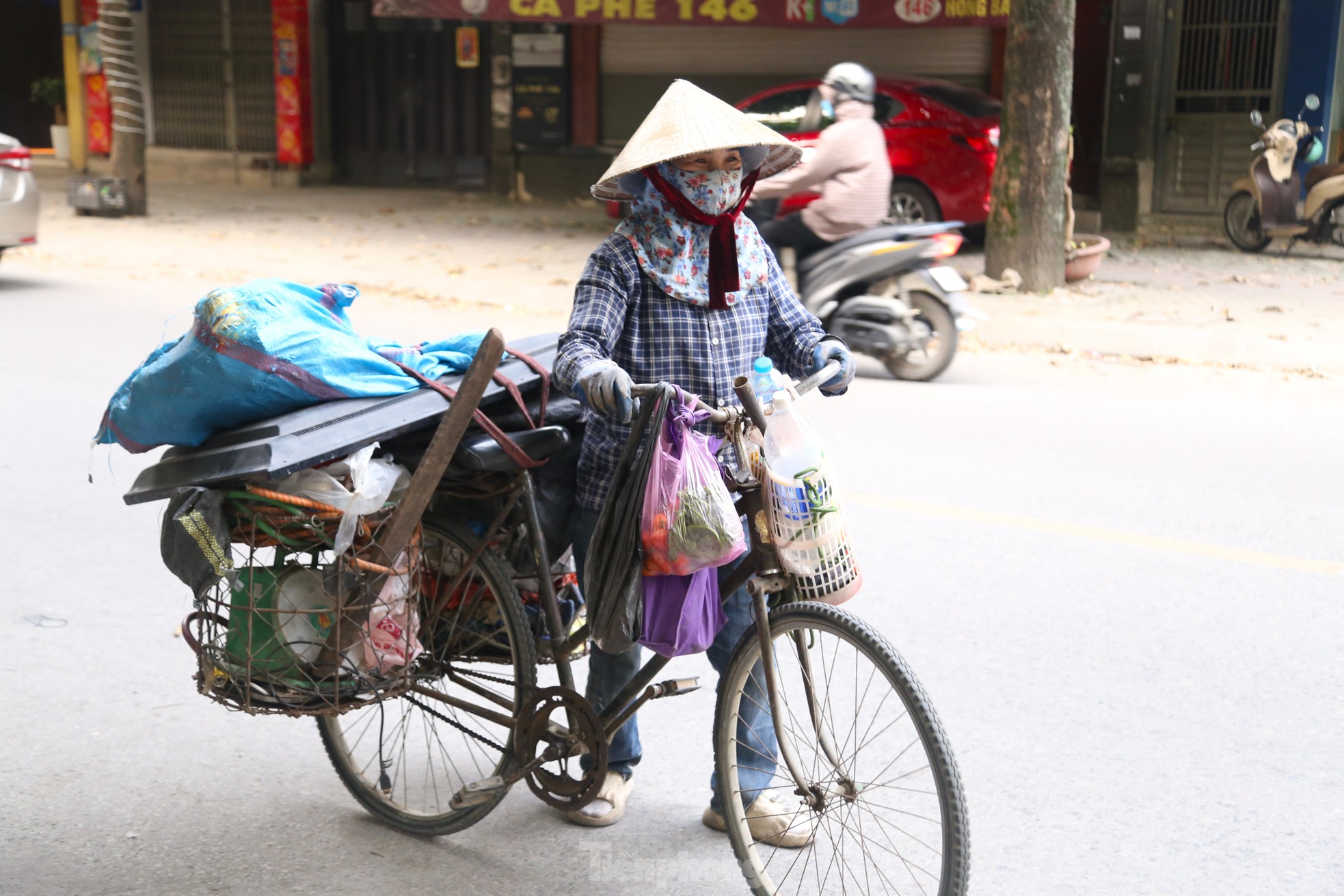 Nhọc nhằn mưu sinh dưới nắng như thiêu đốt của những người coi 'việc nghỉ lễ là điều xa vời' ảnh 3