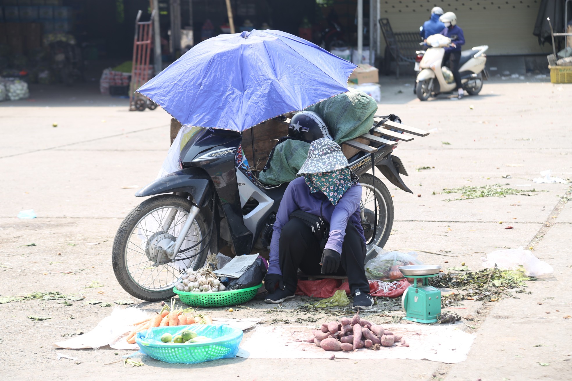 Nhọc nhằn mưu sinh dưới nắng như thiêu đốt của những người coi 'việc nghỉ lễ là điều xa vời' ảnh 6