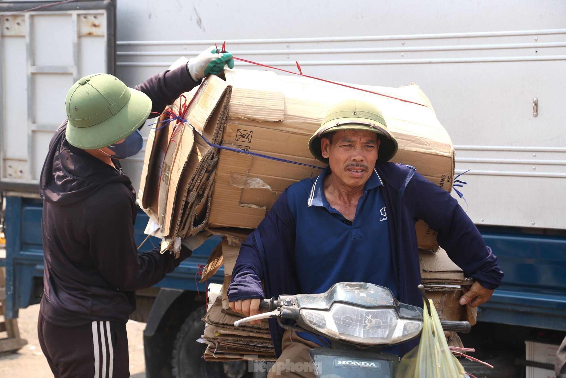 Nhọc nhằn mưu sinh dưới nắng như thiêu đốt của những người coi 'việc nghỉ lễ là điều xa vời' ảnh 12