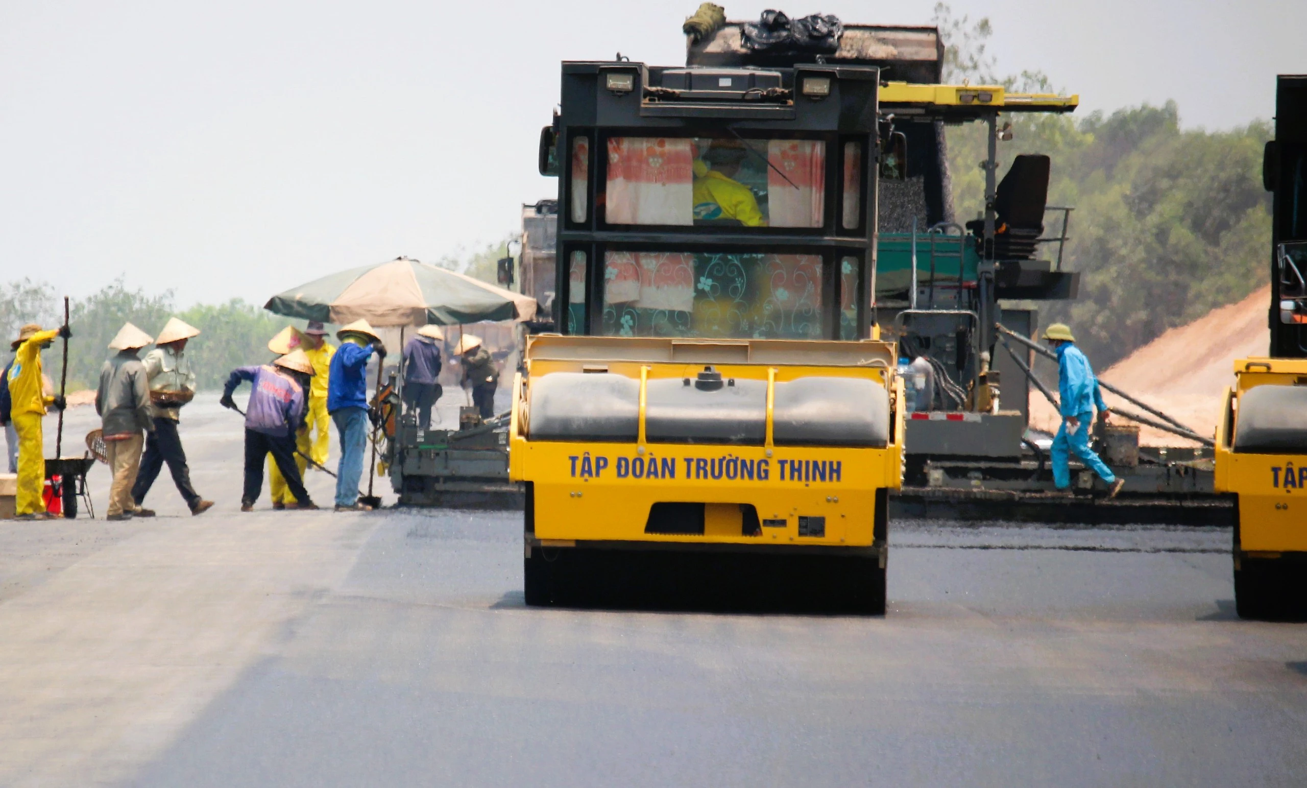 Hối hả thảm bê tông nhựa cao tốc Vạn Ninh – Cam Lộ giữa cái nắng cháy da- Ảnh 3.