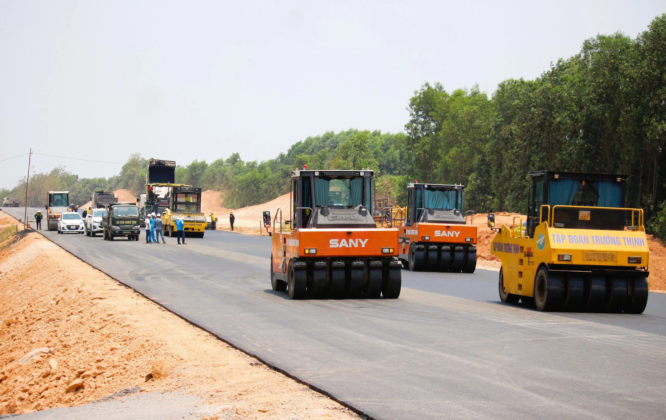 Hối hả thảm bê tông nhựa cao tốc Vạn Ninh – Cam Lộ giữa cái nắng cháy da- Ảnh 2.