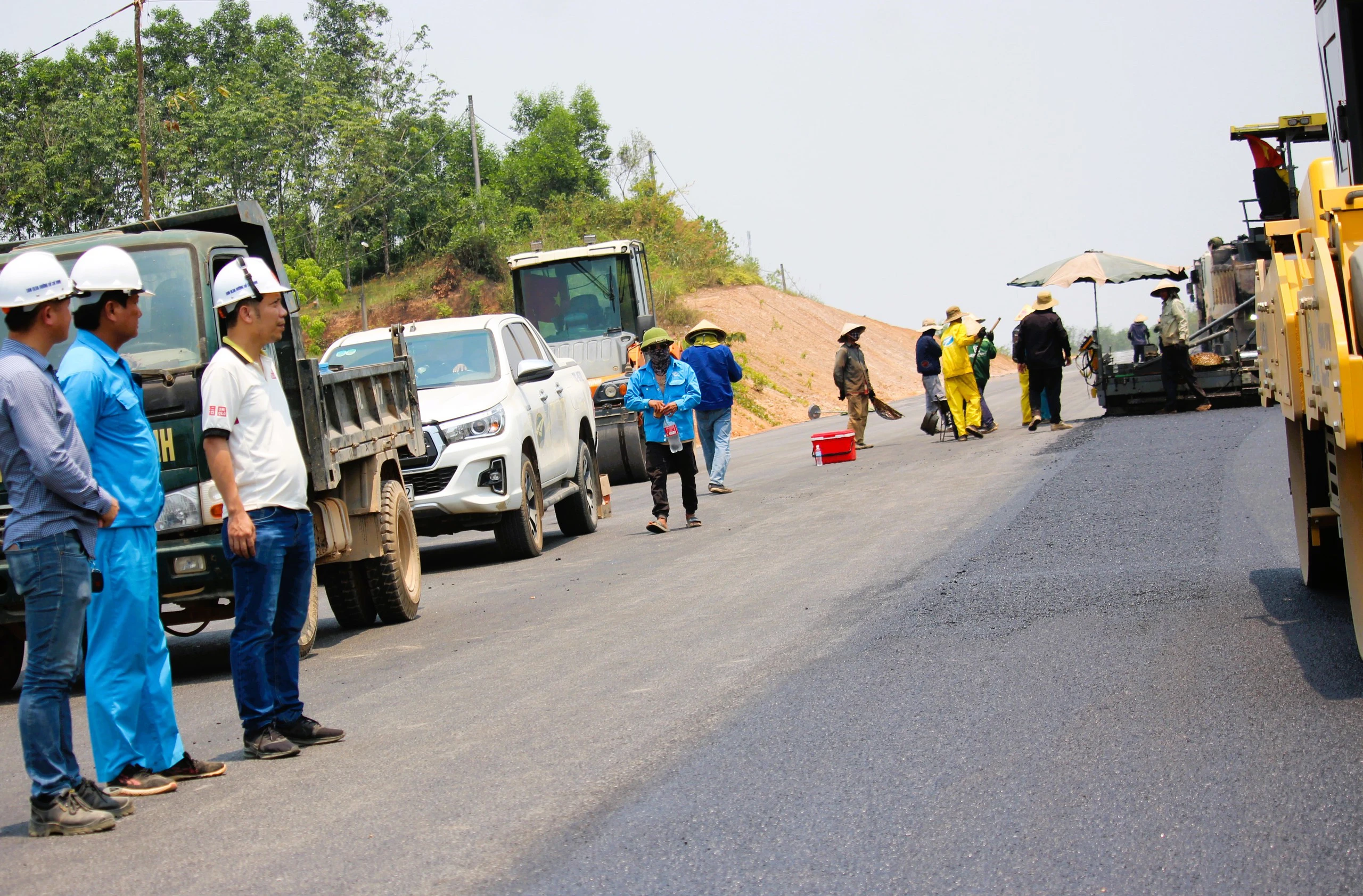 Hối hả thảm bê tông nhựa cao tốc Vạn Ninh – Cam Lộ giữa cái nắng cháy da- Ảnh 5.