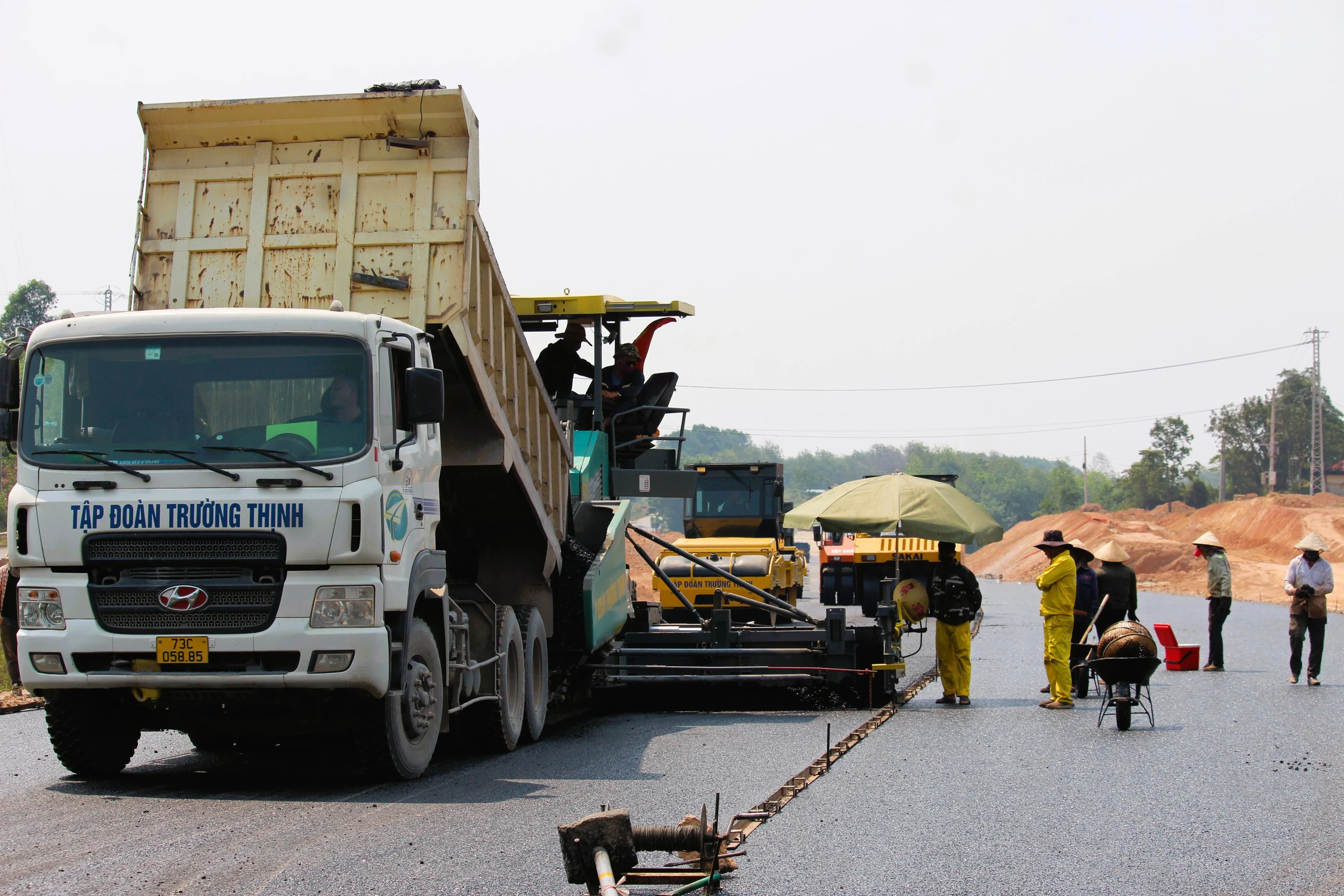 Hối hả thảm bê tông nhựa cao tốc Vạn Ninh – Cam Lộ giữa cái nắng cháy da- Ảnh 4.