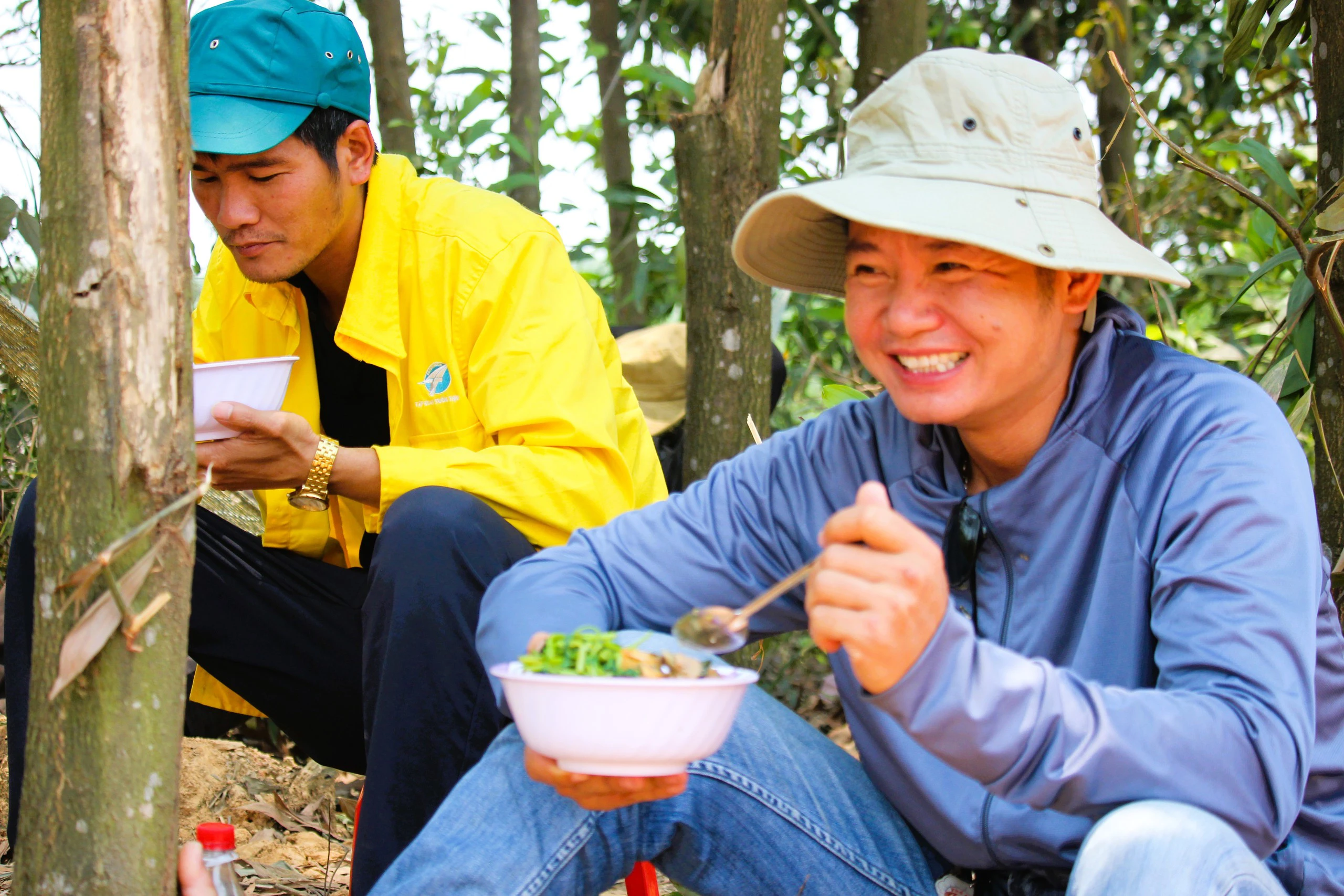 Hối hả thảm bê tông nhựa cao tốc Vạn Ninh – Cam Lộ giữa cái nắng cháy da- Ảnh 11.