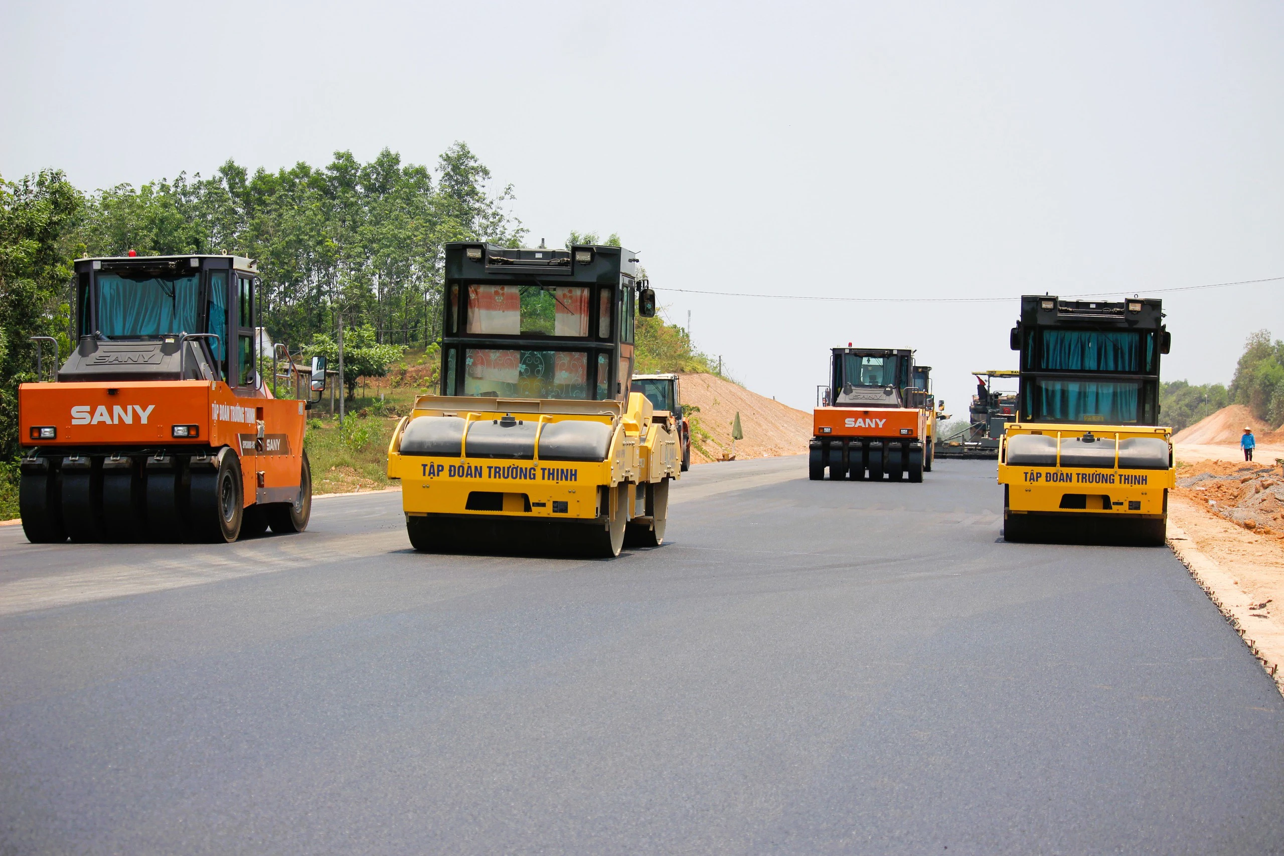 Hối hả thảm bê tông nhựa cao tốc Vạn Ninh – Cam Lộ giữa cái nắng cháy da- Ảnh 12.