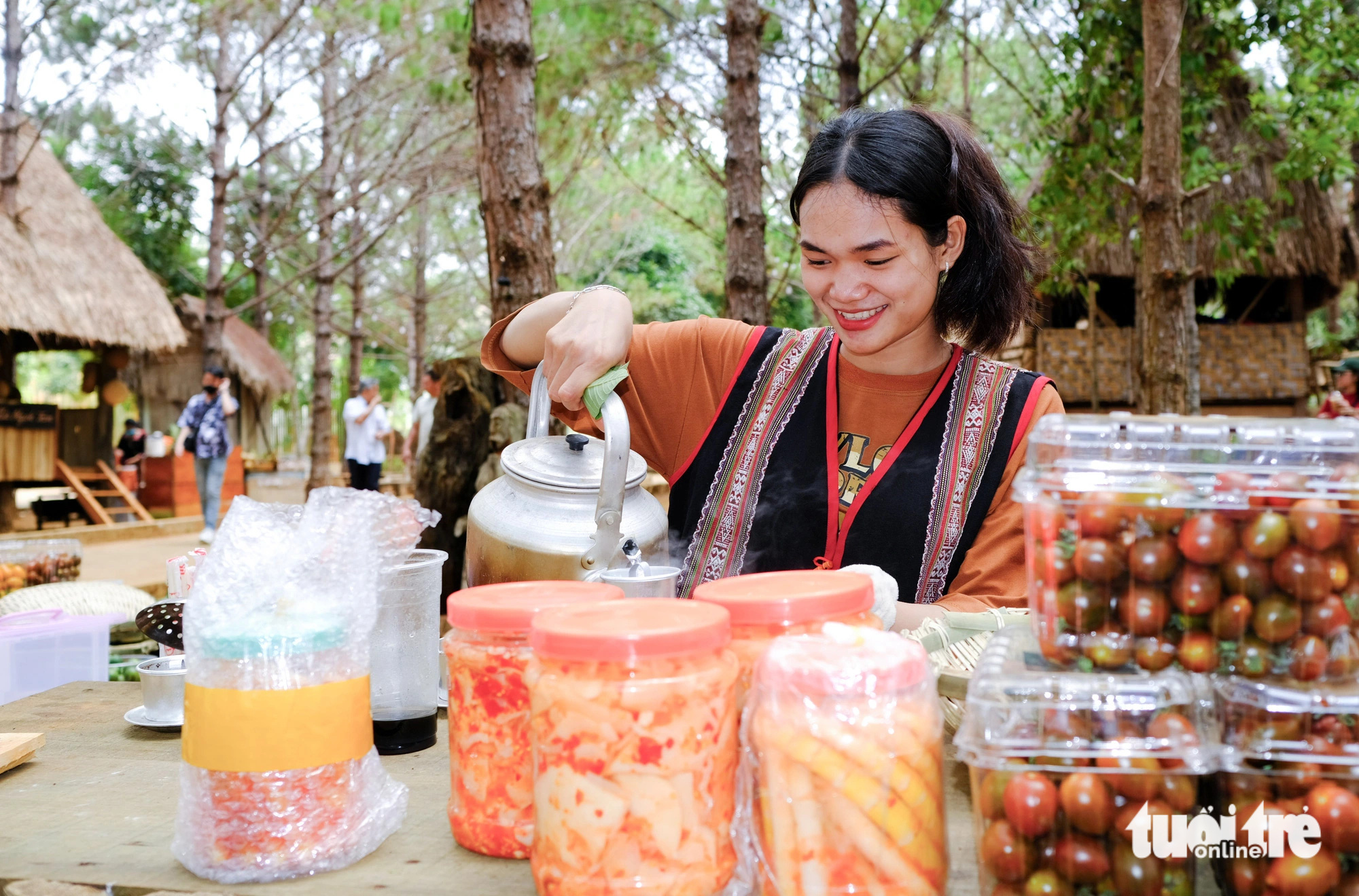 Cô gái người Tày La Thanh Tú (20 tuổi) chuẩn bị gian hàng phục vụ du khách tại chợ phiên - Ảnh: TẤN LỰC 