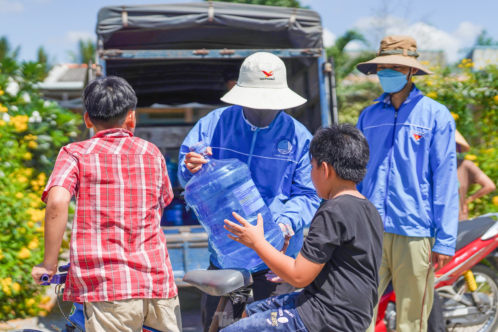 Người dân vùng hạn mặn Long An xúc động nhận nước ngọt nghĩa tình ảnh 11