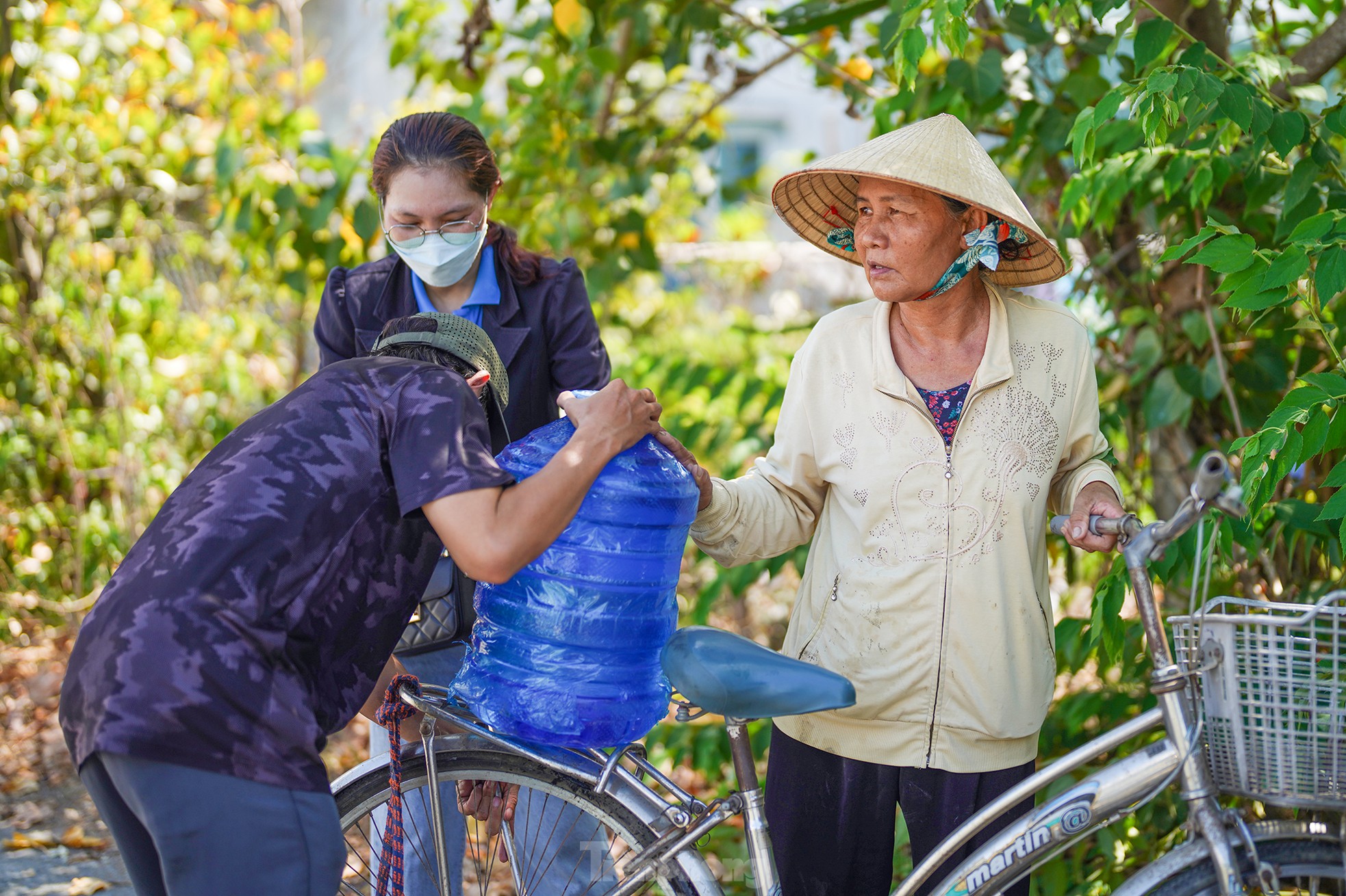 Người dân vùng hạn mặn Long An xúc động nhận nước ngọt nghĩa tình ảnh 14