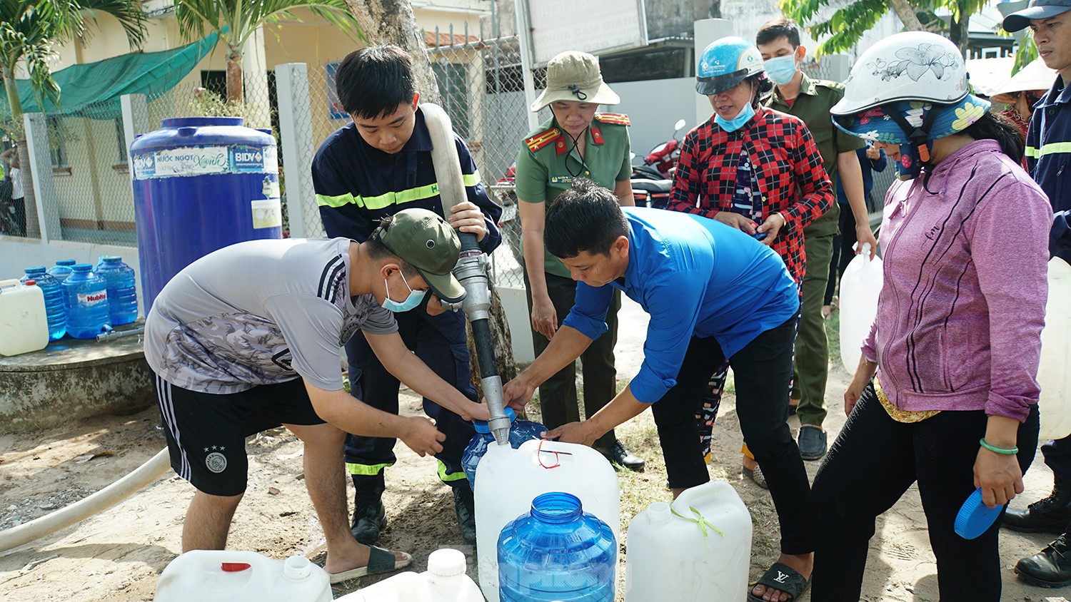 Bạn trẻ miền Tây nghỉ lễ hỗ trợ nước ngọt giúp người dân mùa hạn mặn ảnh 2