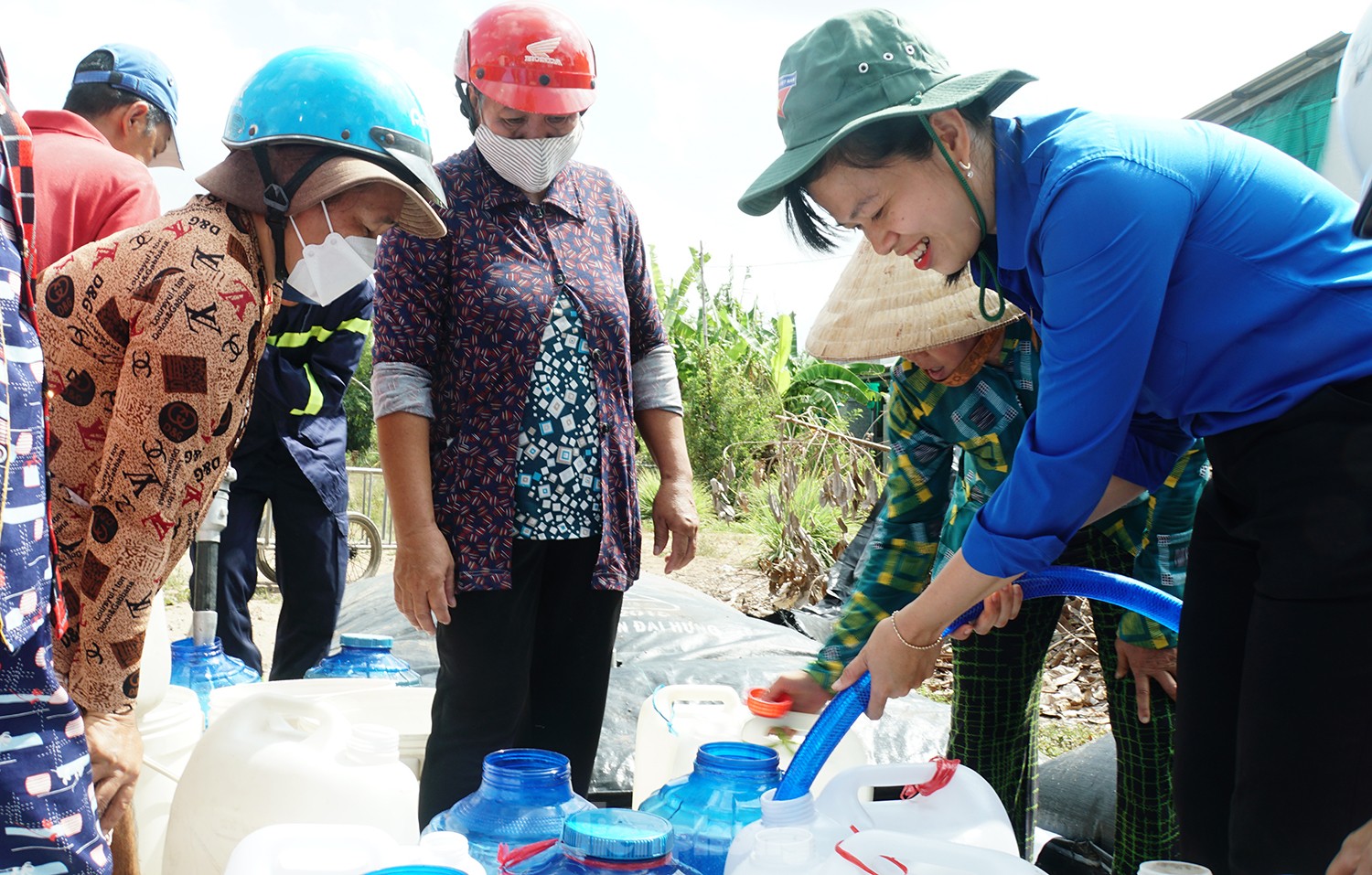 Bạn trẻ miền Tây nghỉ lễ hỗ trợ nước ngọt giúp người dân mùa hạn mặn ảnh 5