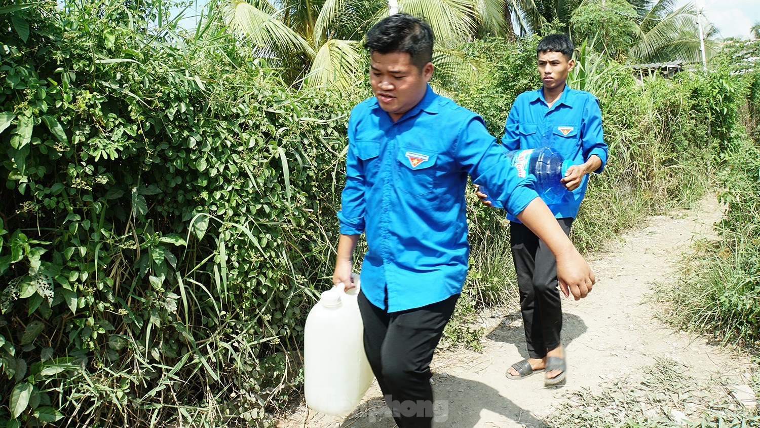 Bạn trẻ miền Tây nghỉ lễ hỗ trợ nước ngọt giúp người dân mùa hạn mặn ảnh 8