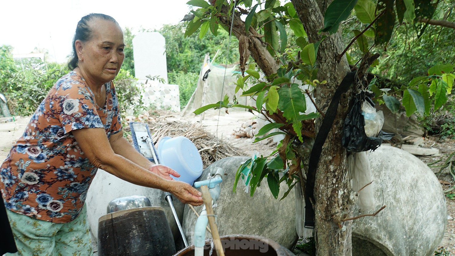 Bạn trẻ miền Tây nghỉ lễ hỗ trợ nước ngọt giúp người dân mùa hạn mặn ảnh 10