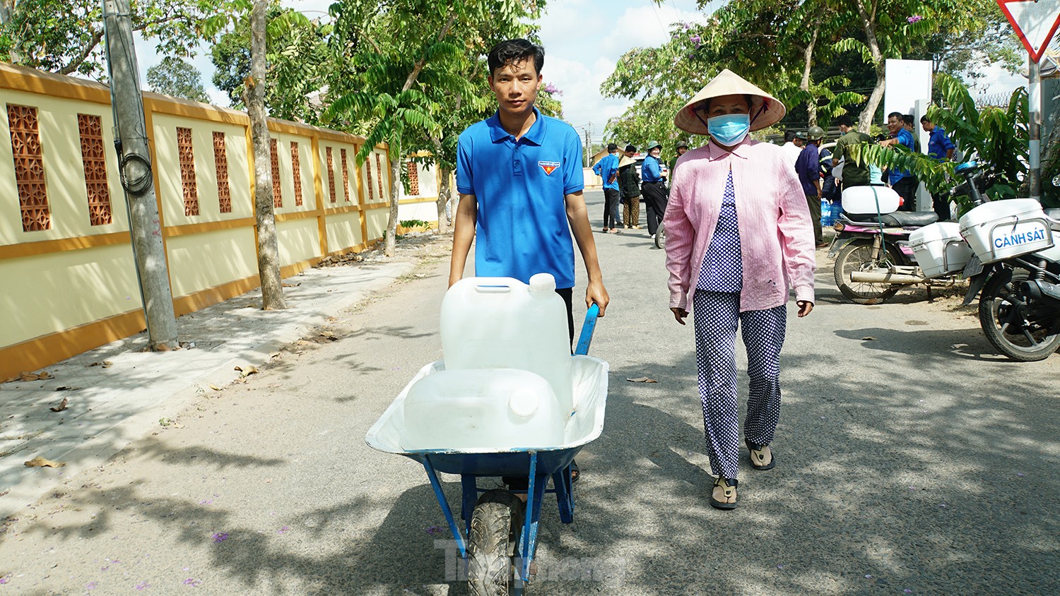 Bạn trẻ miền Tây nghỉ lễ hỗ trợ nước ngọt giúp người dân mùa hạn mặn ảnh 13