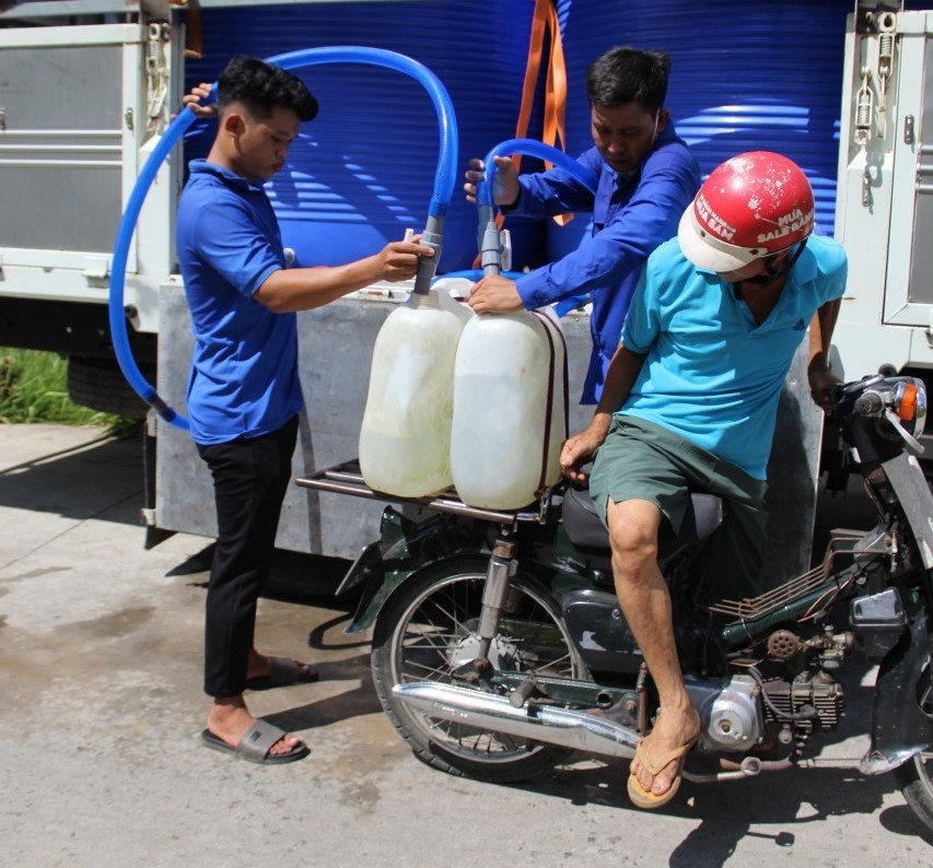 Bạn trẻ miền Tây nghỉ lễ hỗ trợ nước ngọt giúp người dân mùa hạn mặn ảnh 14