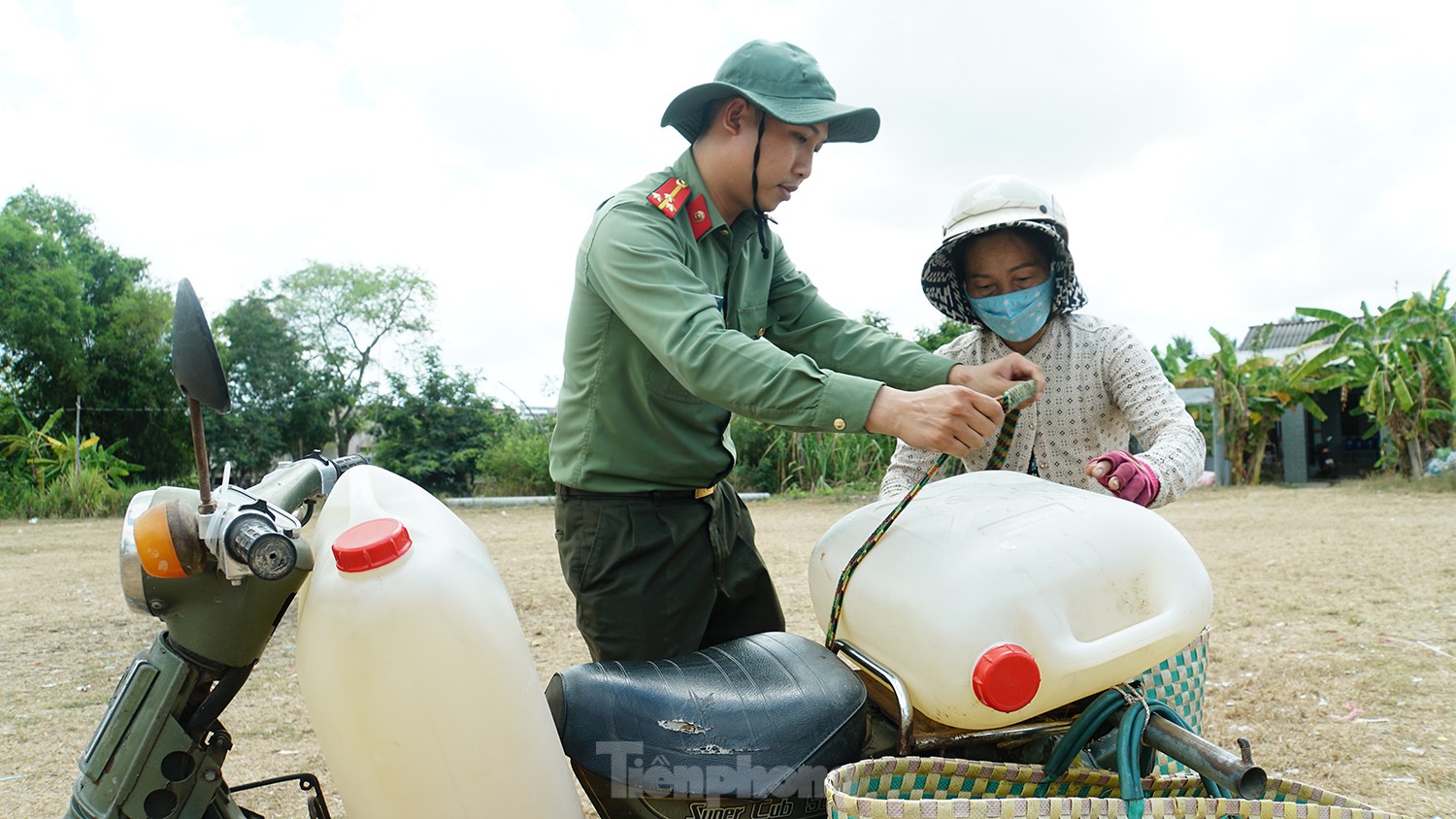 Bạn trẻ miền Tây nghỉ lễ hỗ trợ nước ngọt giúp người dân mùa hạn mặn ảnh 19