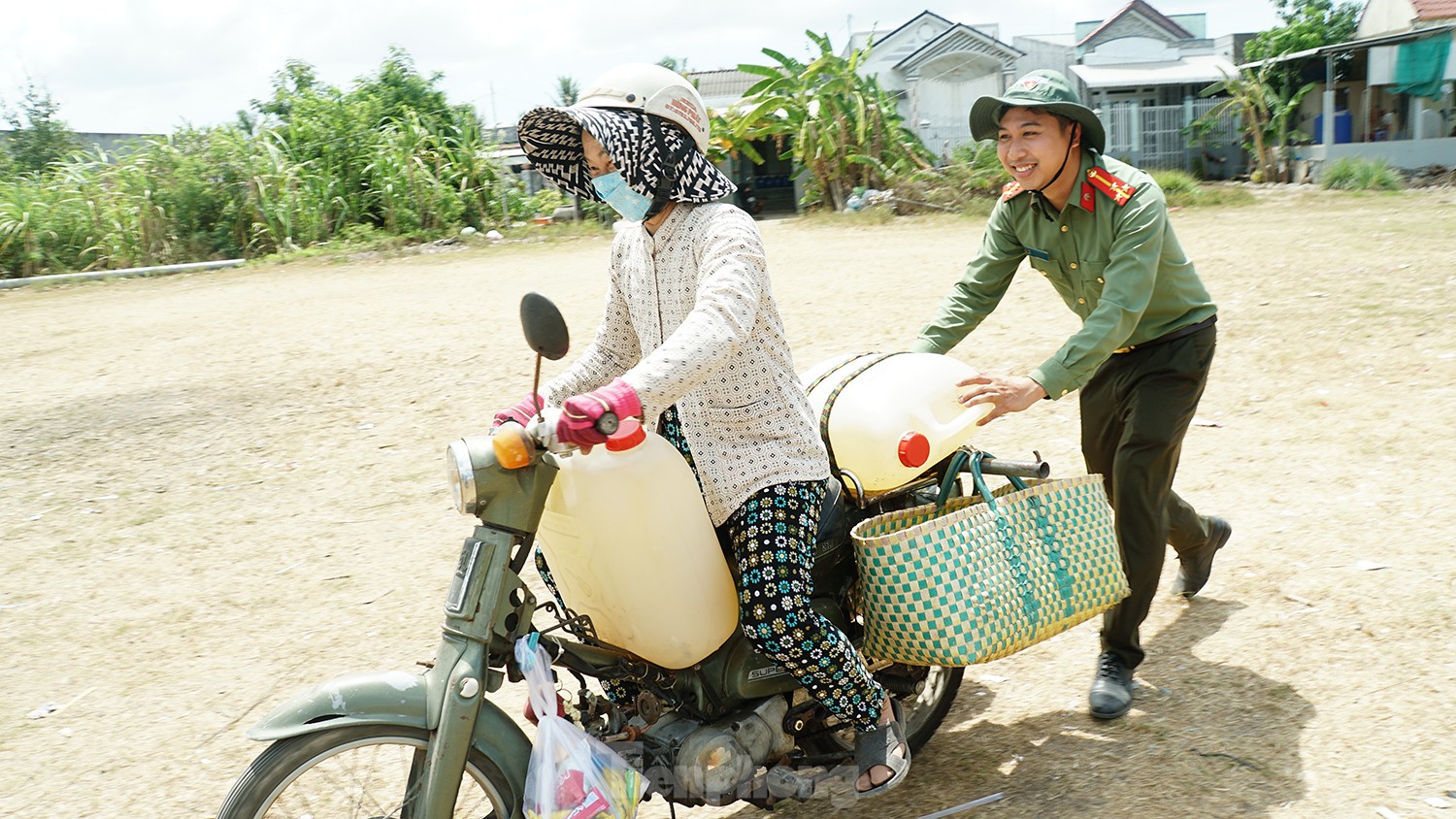 Bạn trẻ miền Tây nghỉ lễ hỗ trợ nước ngọt giúp người dân mùa hạn mặn ảnh 20