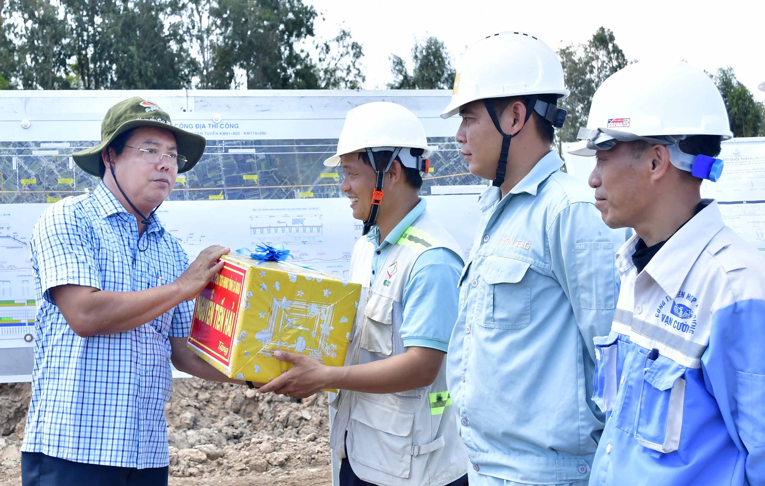 Ông Nguyễn Tiến Hải gửi tặng nhiều phần cho người lao động đang làm việc trên công trường