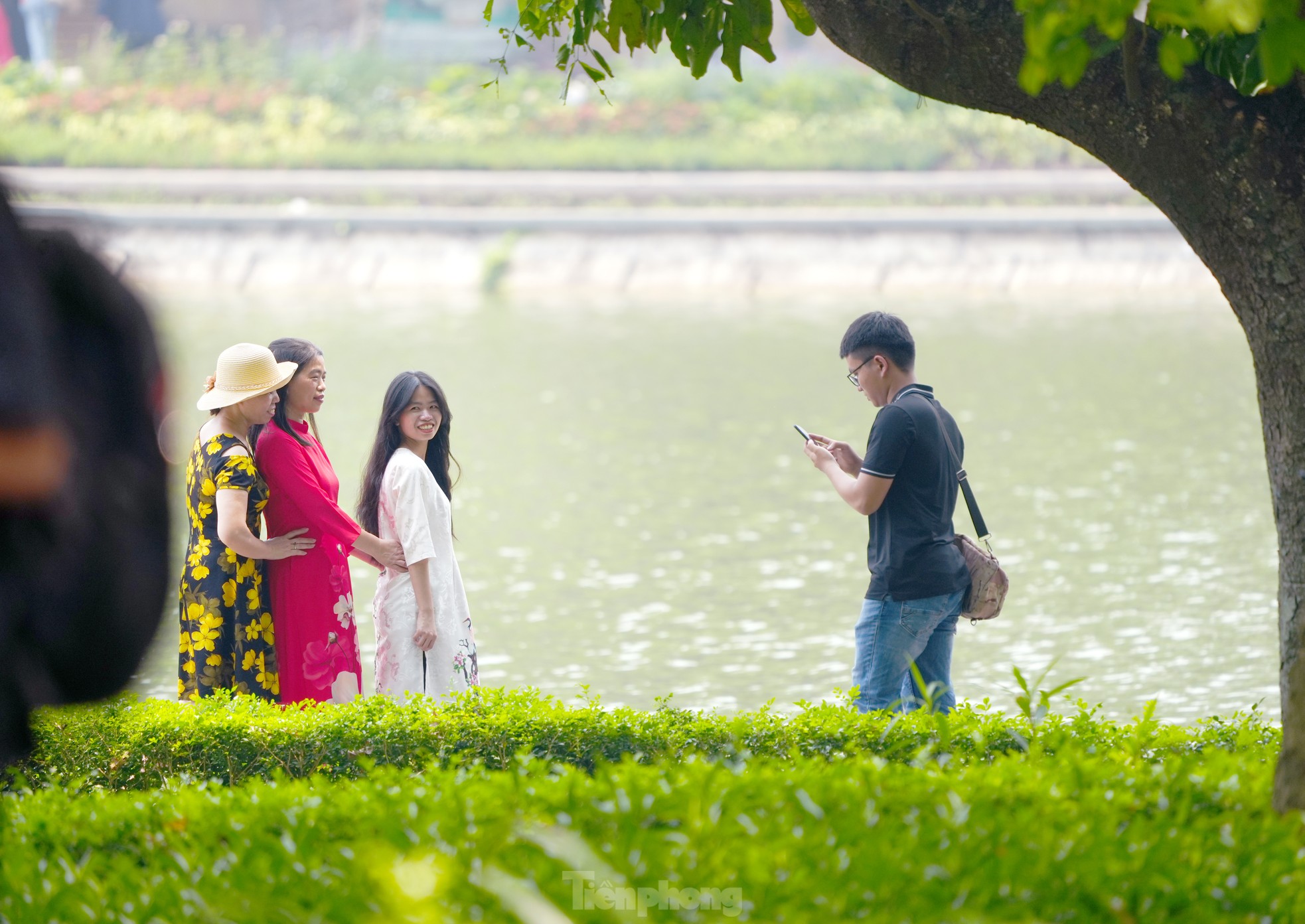 Hà Nội dịu nhẹ, người dân nô nức check-in trong ngày 30/4 ảnh 2