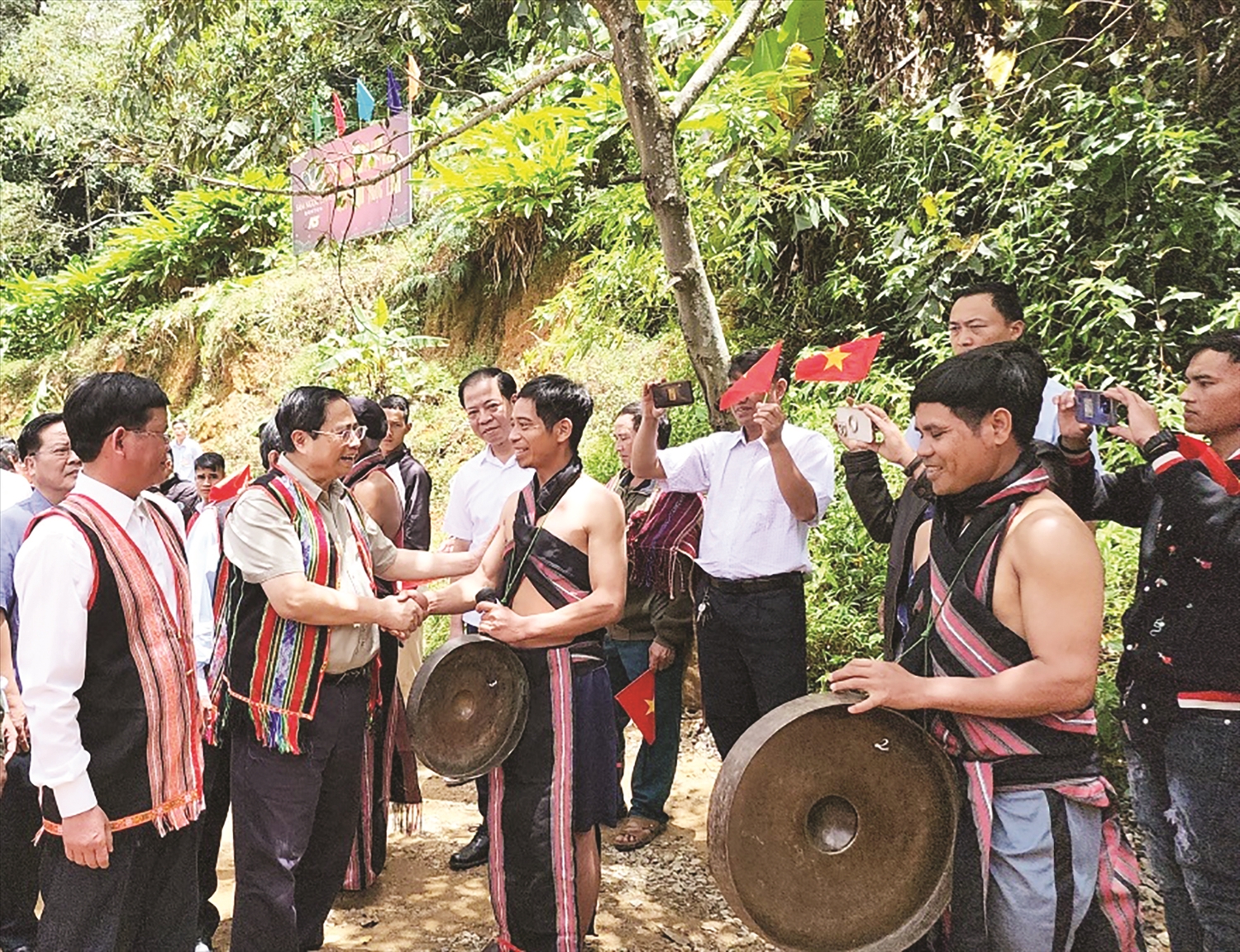 Lãnh đạo Đảng, Nhà nước luôn dành sự quan tâm cho đồng bào DTTS. (Trong ảnh: Thủ tướng Chính phủ Phạm Minh Chính thăm bà con Nhân dân xã Ngọk Lây, huyện Tu Mơ Rông tỉnh Kon Tum, ngày 19/8/2023).