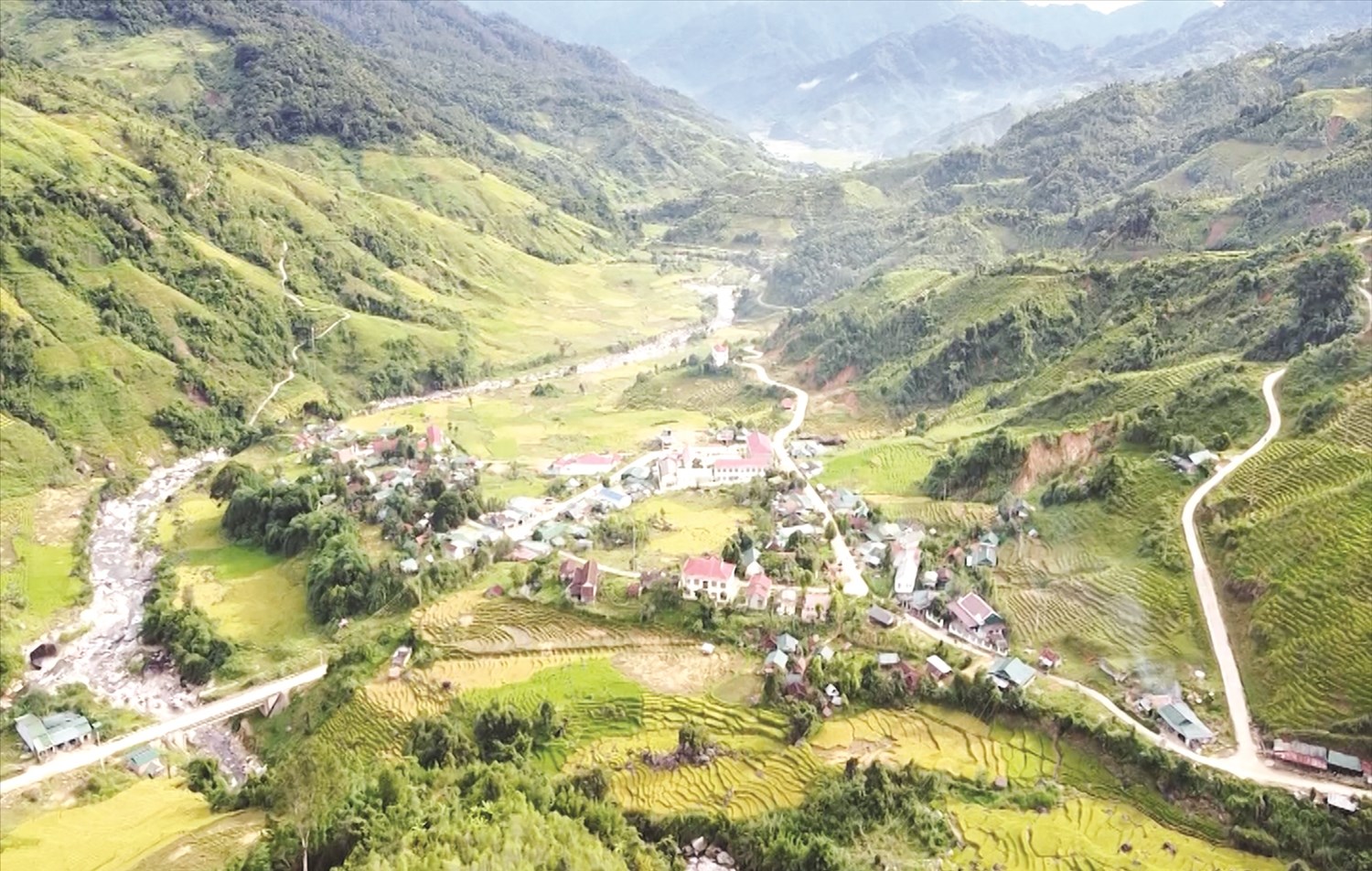 Vùng đồng bào DTTS ngày càng phát triển (Trong ảnh: Trung tâm xã Mường Hoong, huyện Đăk Glei, tỉnh Kon Tum).