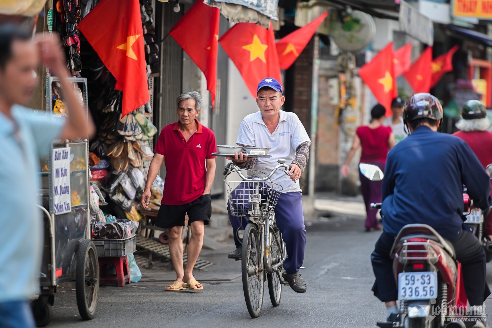 TP.HCM rực rỡ cờ đỏ sao vàng trong ngày 30/4 ảnh 8