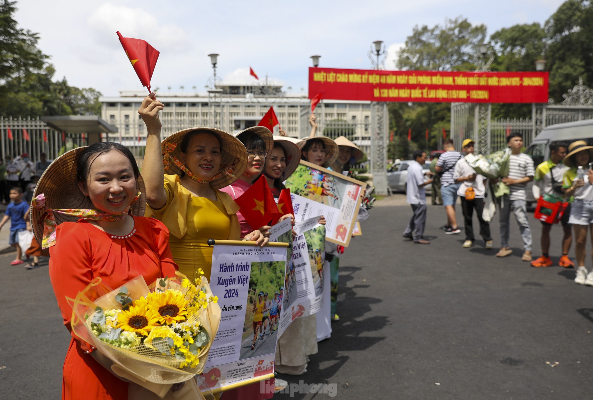 Người dân xếp hàng dài chờ vào Dinh Độc lập sáng 30/4 ảnh 10