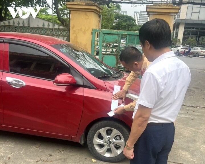 Tài xế và phương tiện tại cơ quan chức năng.