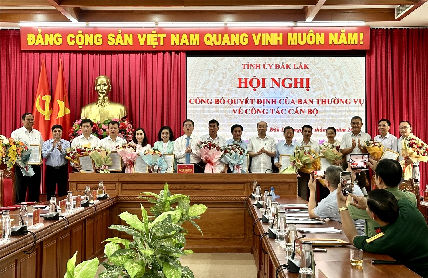 Ông Nguyễn Kính (thứ 8 từ trái sang phải), Bí thư Huyện uỷ, Chủ tịch HĐND huyện Krông Ana giữ chức vụ Trưởng ban Dân tộc tỉnh Đắk Lắk