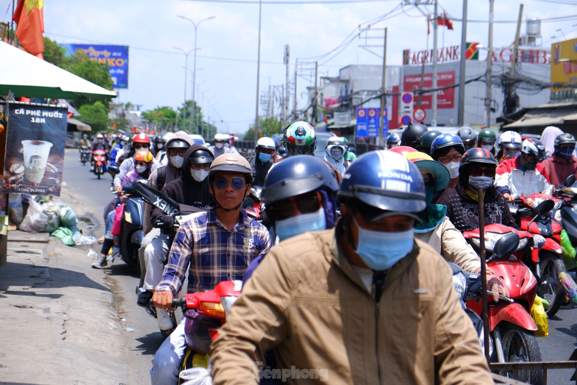 'Mướt mồ hôi’ trở lại TPHCM sau nghỉ lễ ảnh 2