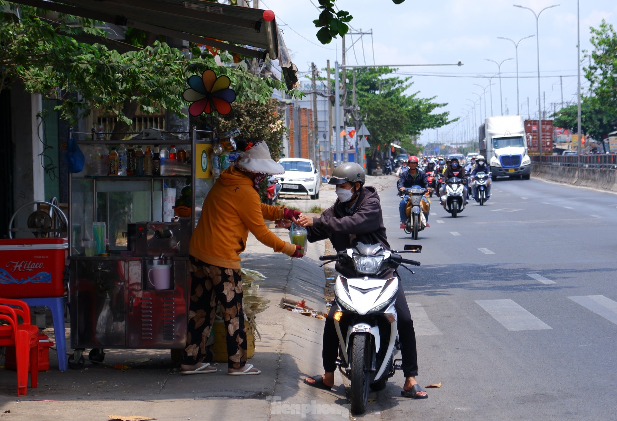 'Mướt mồ hôi’ trở lại TPHCM sau nghỉ lễ ảnh 10