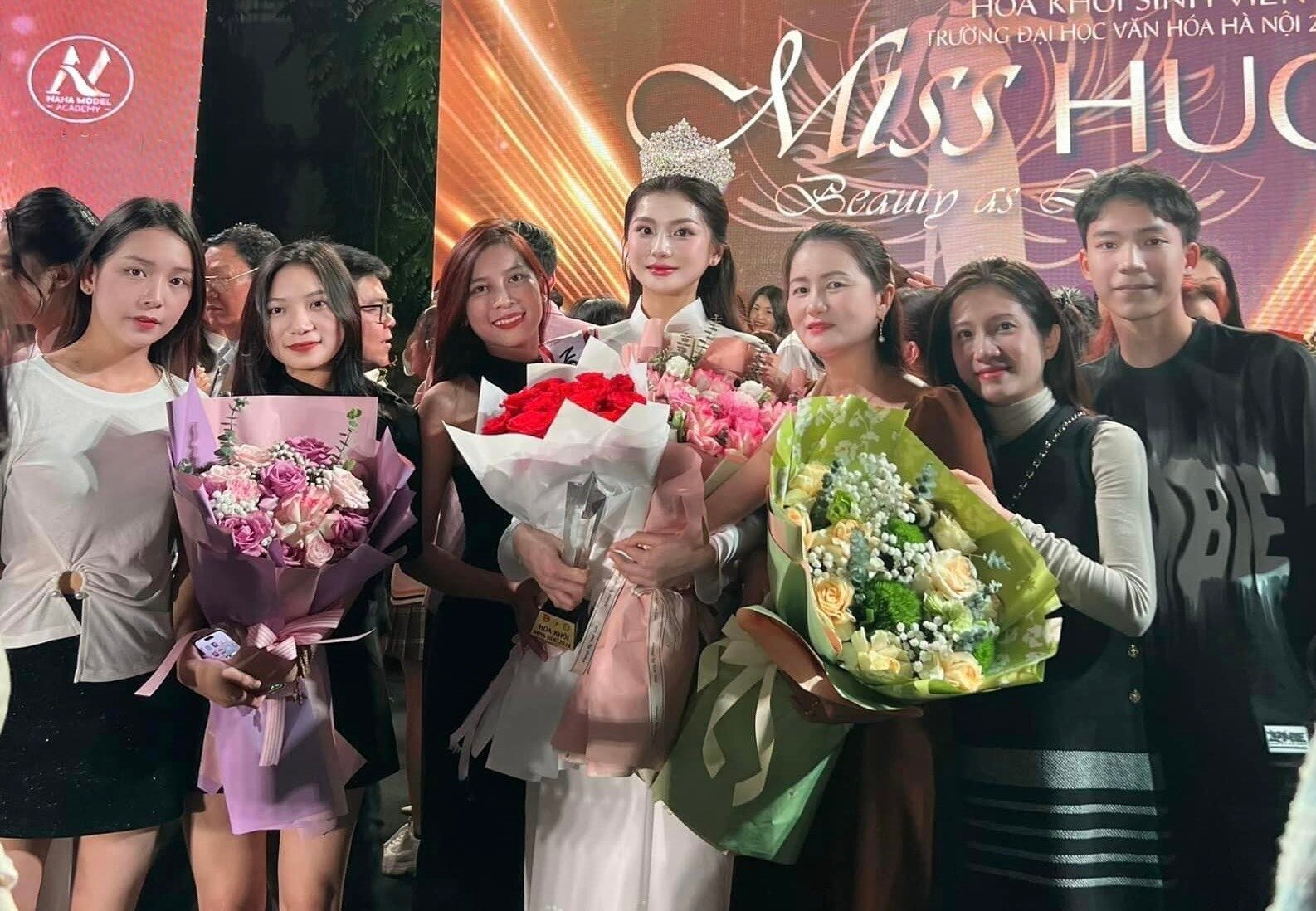 Trong đêm chung kế Miss Huc 2024, ngoài danh hiệu tân hoa khôi người đẹp còn giành thêm hai giải thưởng phụ khác: Người đẹp áo dài và Người đẹp tỏa sáng. Điều hiếm khi xuất hiện ở một cuộc thi hoa khôi sinh viên.