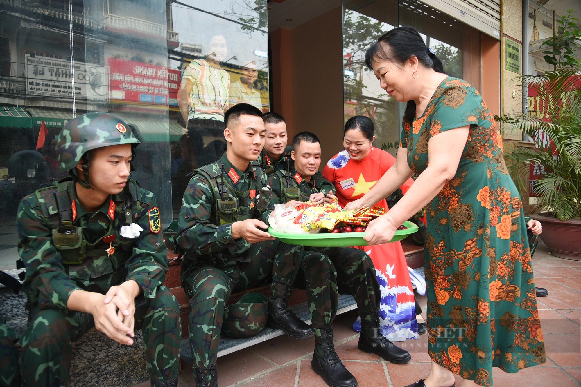 Du khách nước ngoài thích thú chụp ảnh cùng nữ du kích miền Nam tại buổi tổng duyệt ở Điện Biên- Ảnh 4.