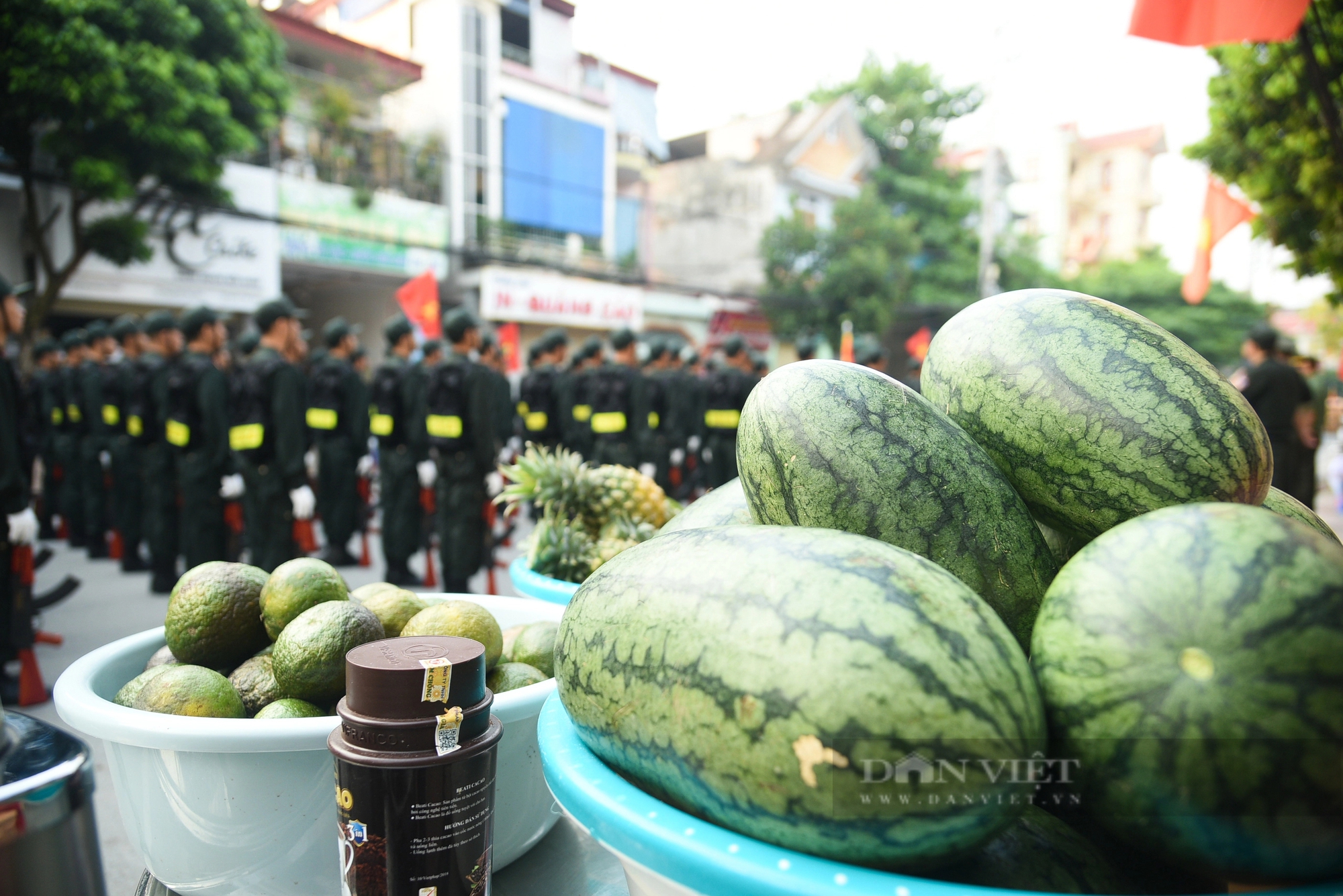 Du khách nước ngoài thích thú chụp ảnh cùng nữ du kích miền Nam tại buổi tổng duyệt ở Điện Biên- Ảnh 10.