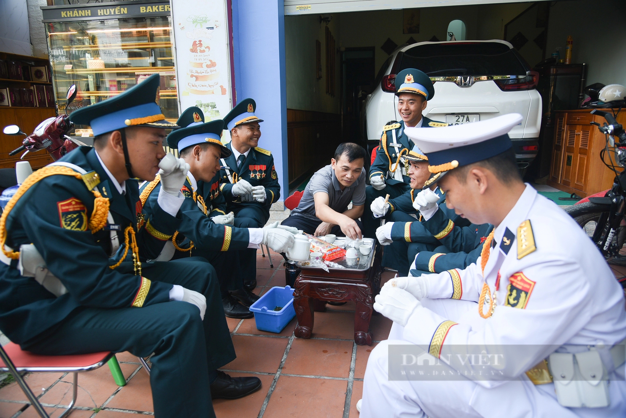 Du khách nước ngoài thích thú chụp ảnh cùng nữ du kích miền Nam tại buổi tổng duyệt ở Điện Biên- Ảnh 11.