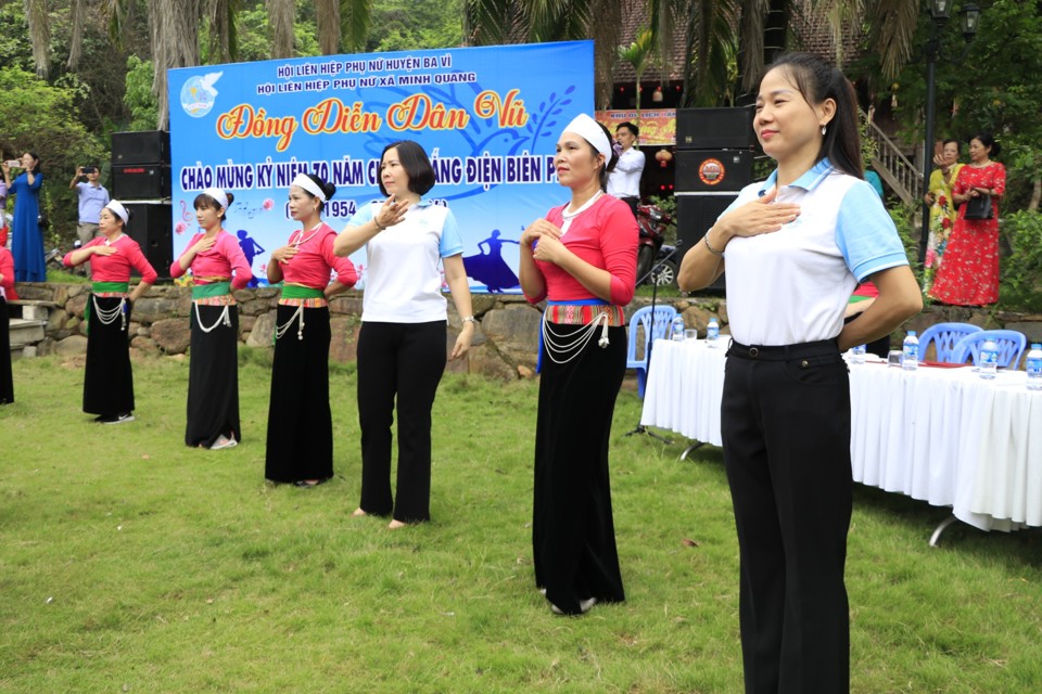 Chủ tịch Hội Li&ecirc;n hiệp Phụ nữ TP H&agrave; Nội tham gia biểu diễn c&ugrave;ng chị em phụ nữ x&atilde; Minh Quang, huyện Ba V&igrave;