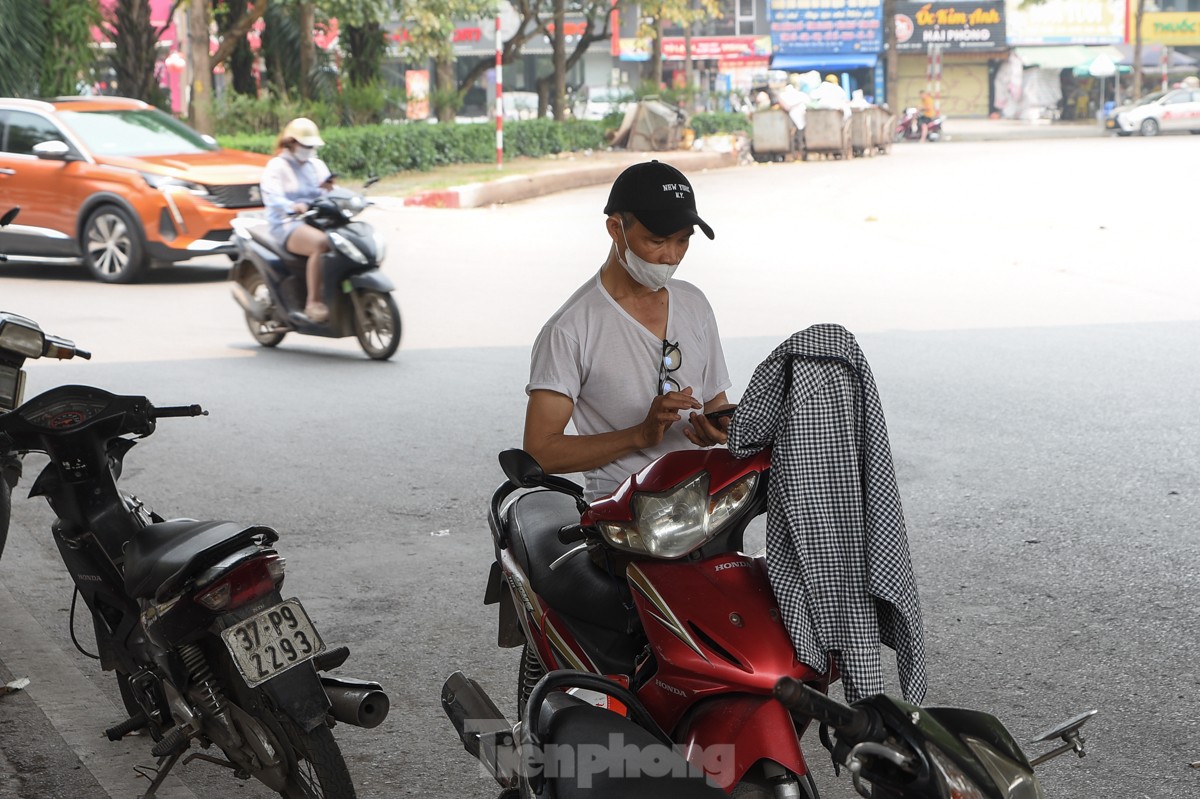 Giữa trưa, người lao động nằm vạ vật dưới gầm cầu để tránh cái nắng như nung ảnh 6