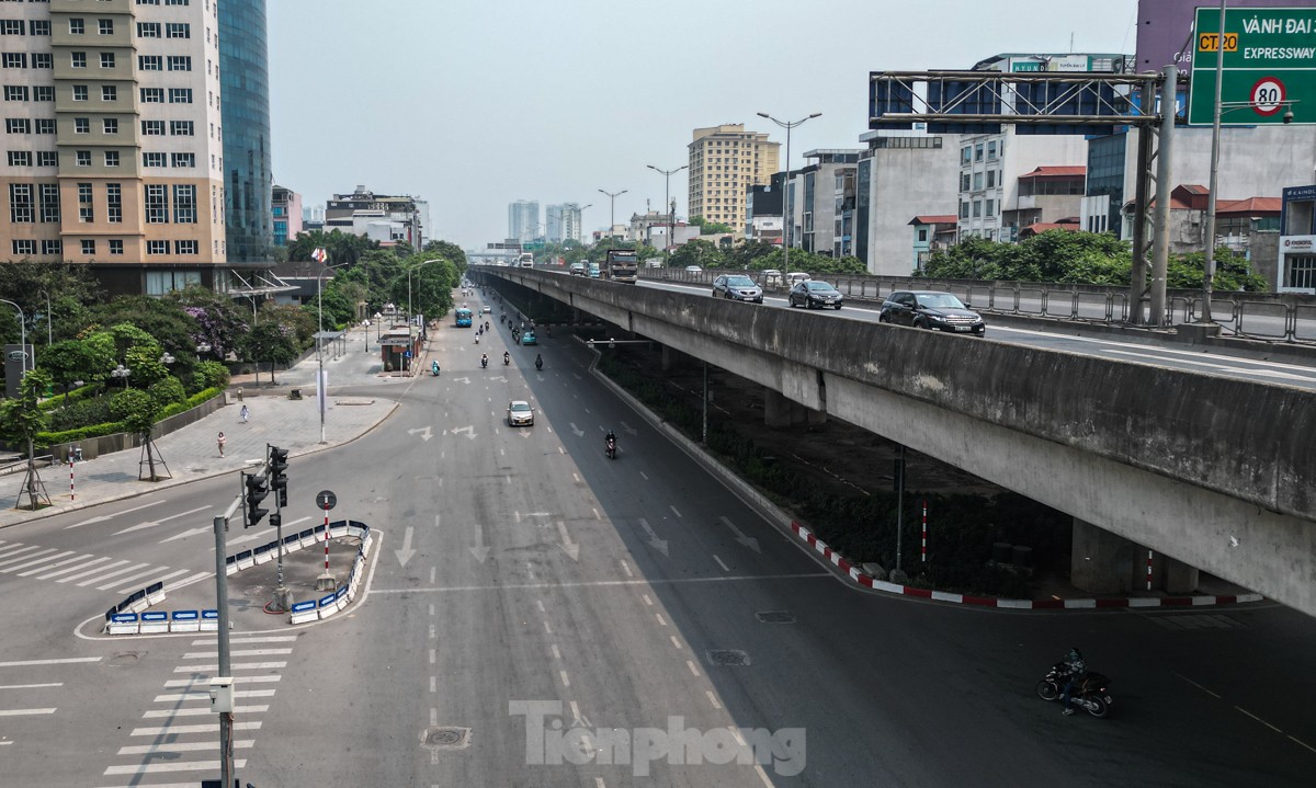 Giữa trưa, người lao động nằm vạ vật dưới gầm cầu để tránh cái nắng như nung ảnh 16