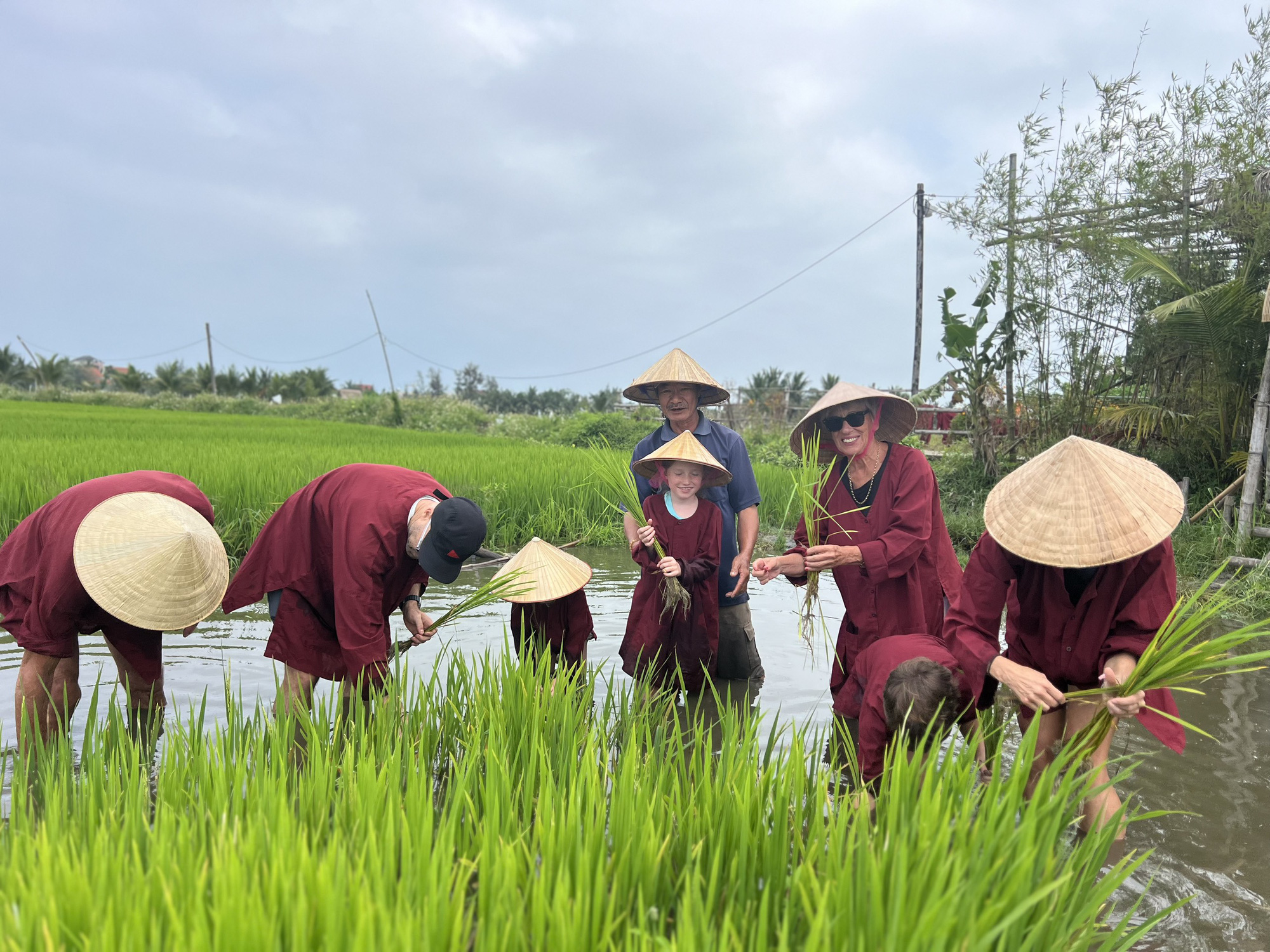 Để được làm nông dân ở Hội An, mỗi khách phải trả tiền triệu cho mỗi lượt trải nghiệm, đa phần là khách quốc tế - Ảnh: B.D.