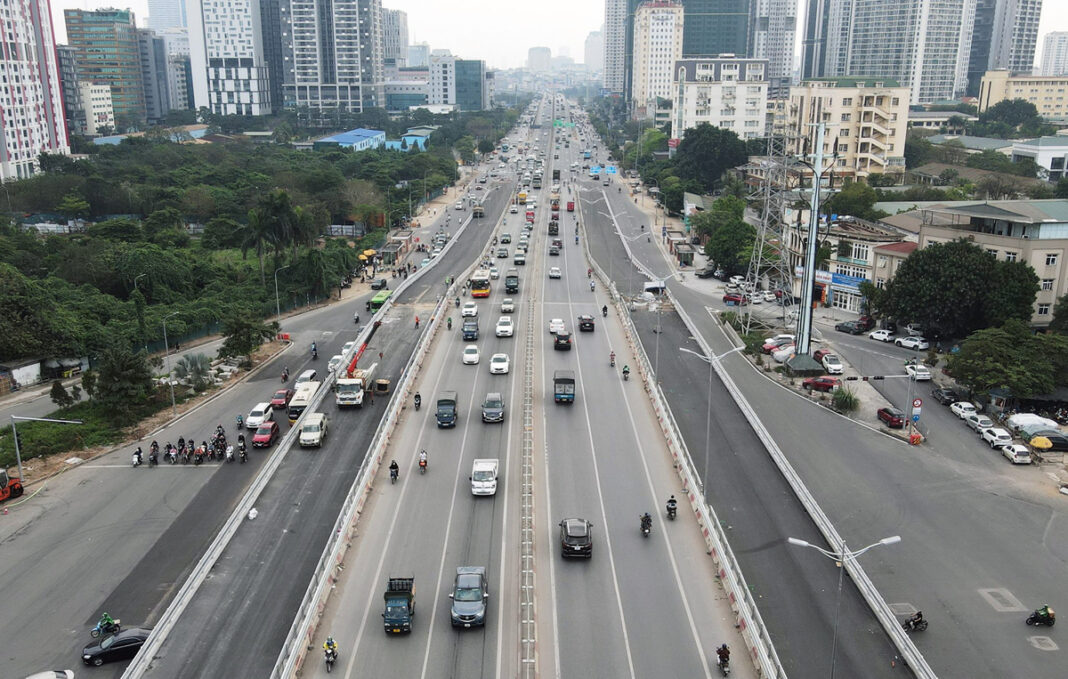 Thông xe cầu vượt thép nút Mai Dịch