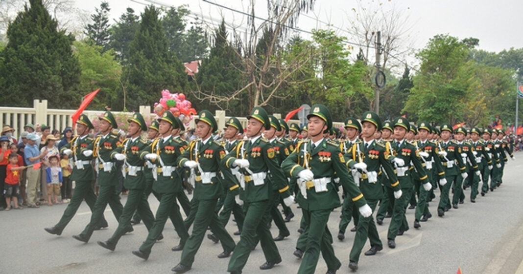 Nhân dân, du khách cổ vũ nồng nhiệt các khối diễu binh, diễu hành