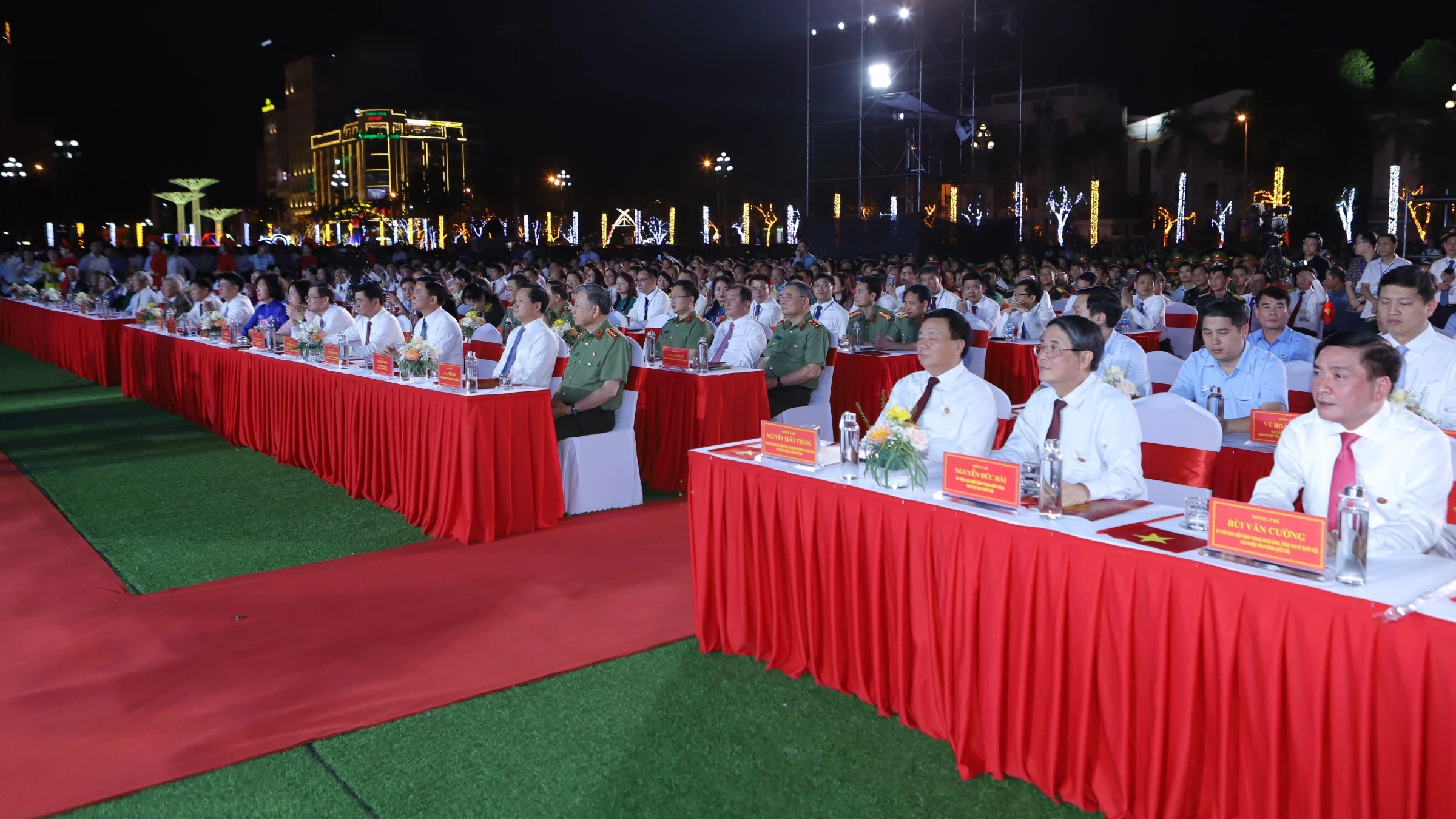 Tham dự tại điểm cầu Thanh Hóa, có đại tướng Tô Lâm, Ủy viên Bộ Chính trị, Bộ trưởng Bộ Công an; ông Nguyễn Xuân Thắng, Ủy viên Bộ Chính trị, Giám đốc Học viện chính trị quốc gia Hồ Chí Minh; ông Lê Minh Khái, Phó thủ tướng Chính phủ; ông Nguyễn Đức Hải, Phó chủ tịch Quốc hội; lãnh đạo các tỉnh Thanh Hóa, Ninh Bình, Nghệ An, và hàng ngàn người dân địa phương