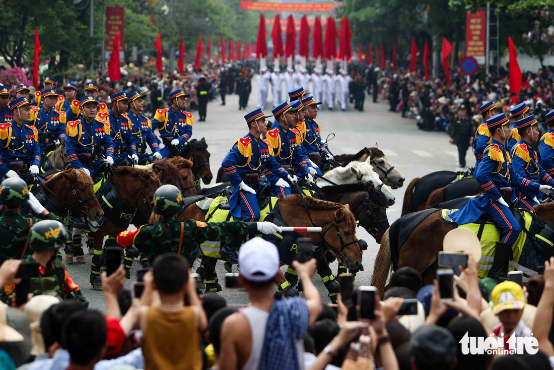 Lực lượng Cảnh sát cơ động kỵ binh di chuyển thành các đội hình trên đường phố. Khối cảnh sát cơ động kỵ binh, đơn vị có chức năng huấn luyện, sử dụng ngựa nghiệp vụ đấu tranh, phòng chống tội phạm, đặc biệt tại các khu vực có địa hình phức tạp, vùng sâu, vùng xa - Ảnh: NGUYỄN KHÁNH