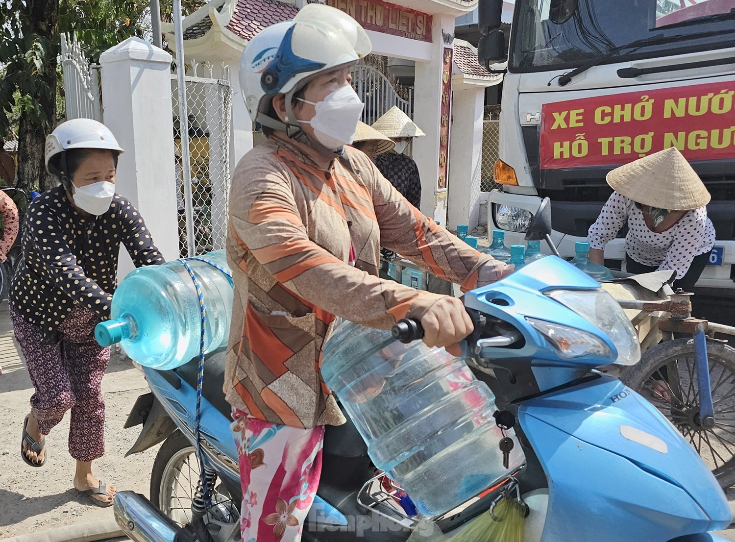 Trung ương Đoàn trao tặng hơn 4 tỷ đồng cho người dân vùng hạn mặn ĐBSCL ảnh 6