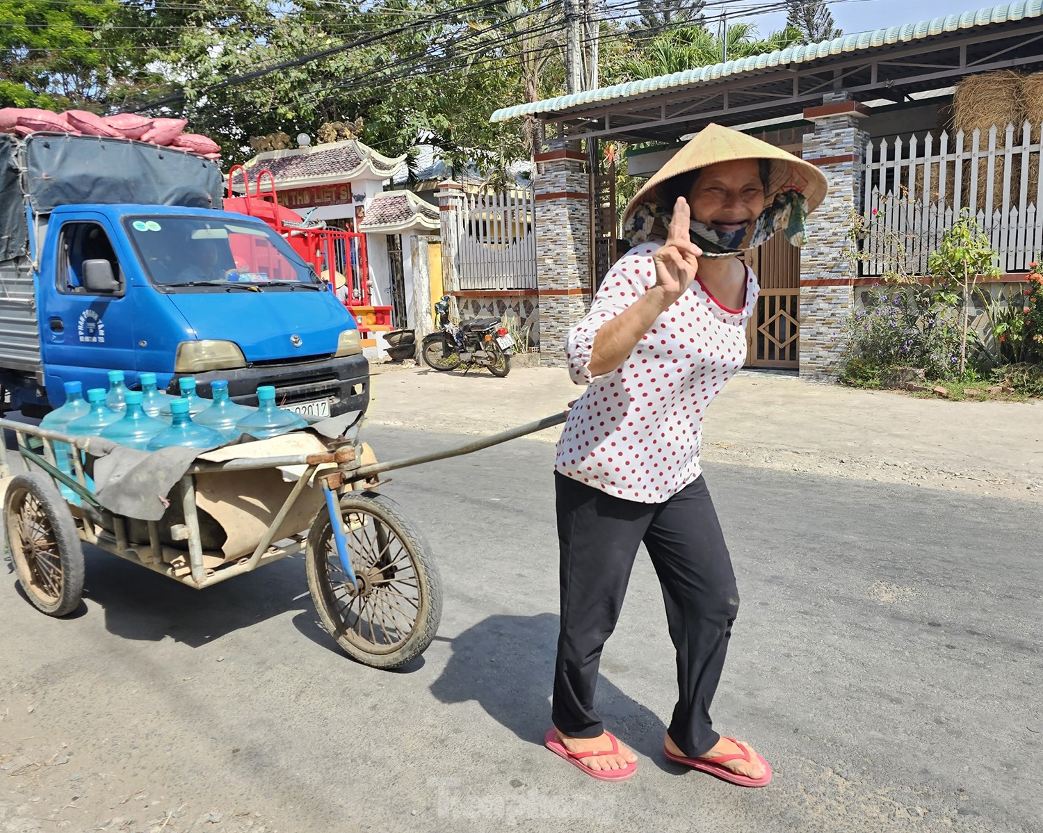 Trung ương Đoàn trao tặng hơn 4 tỷ đồng cho người dân vùng hạn mặn ĐBSCL ảnh 7